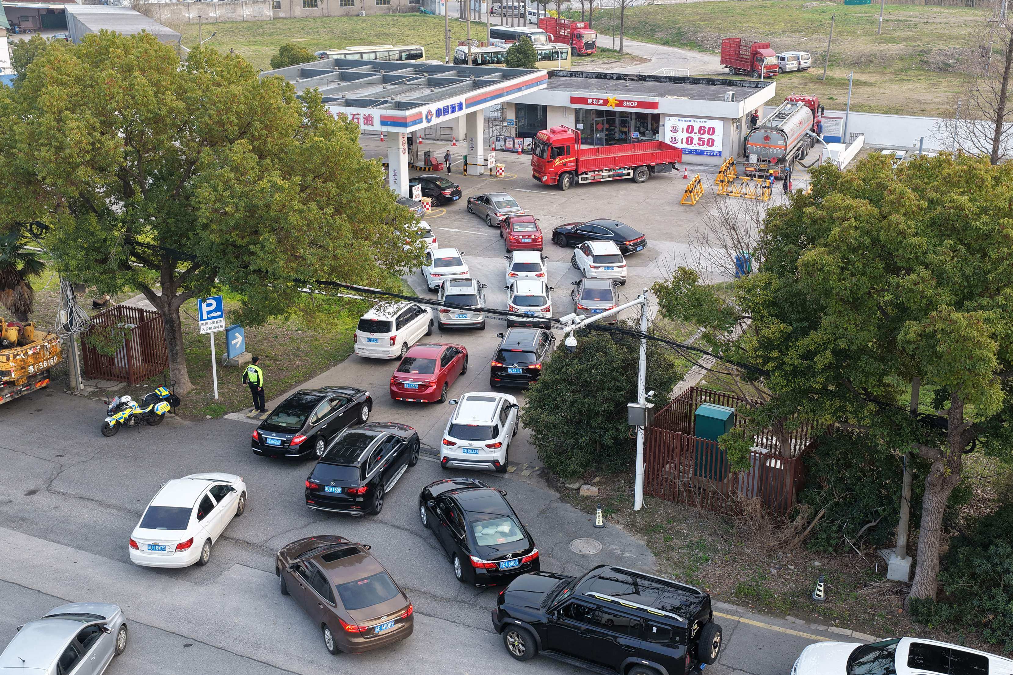 Motorists queue to fill their tanks ahead of a petrol price adjustment expected on Monday, at a petrol station in Suzhou, in China’s eastern Jiangsu province on Sunday. Photo: CN-STR/AFP