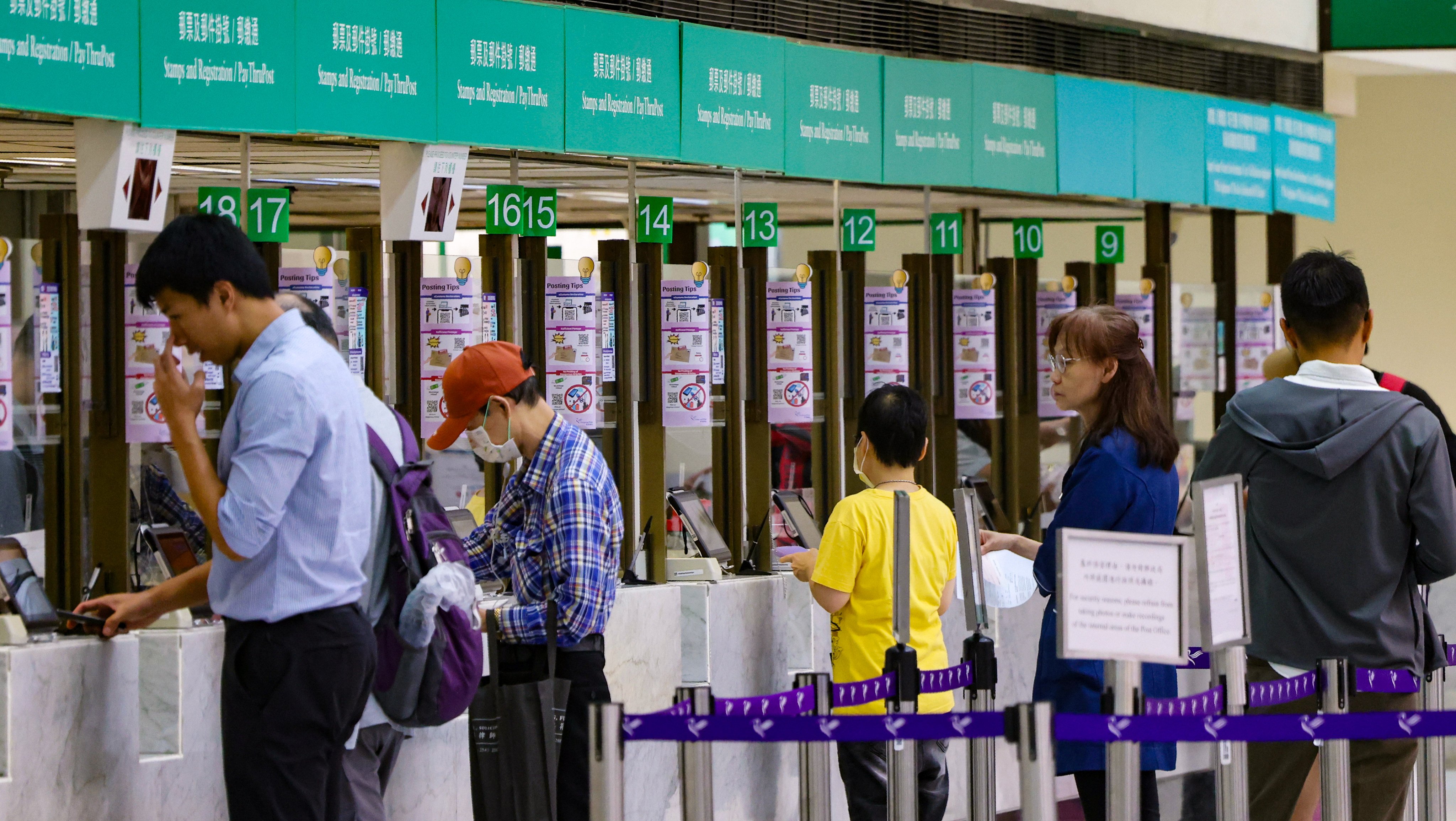 Hong Kong residents in the queue at the General Post Office in Central. Photo: Jelly Tse