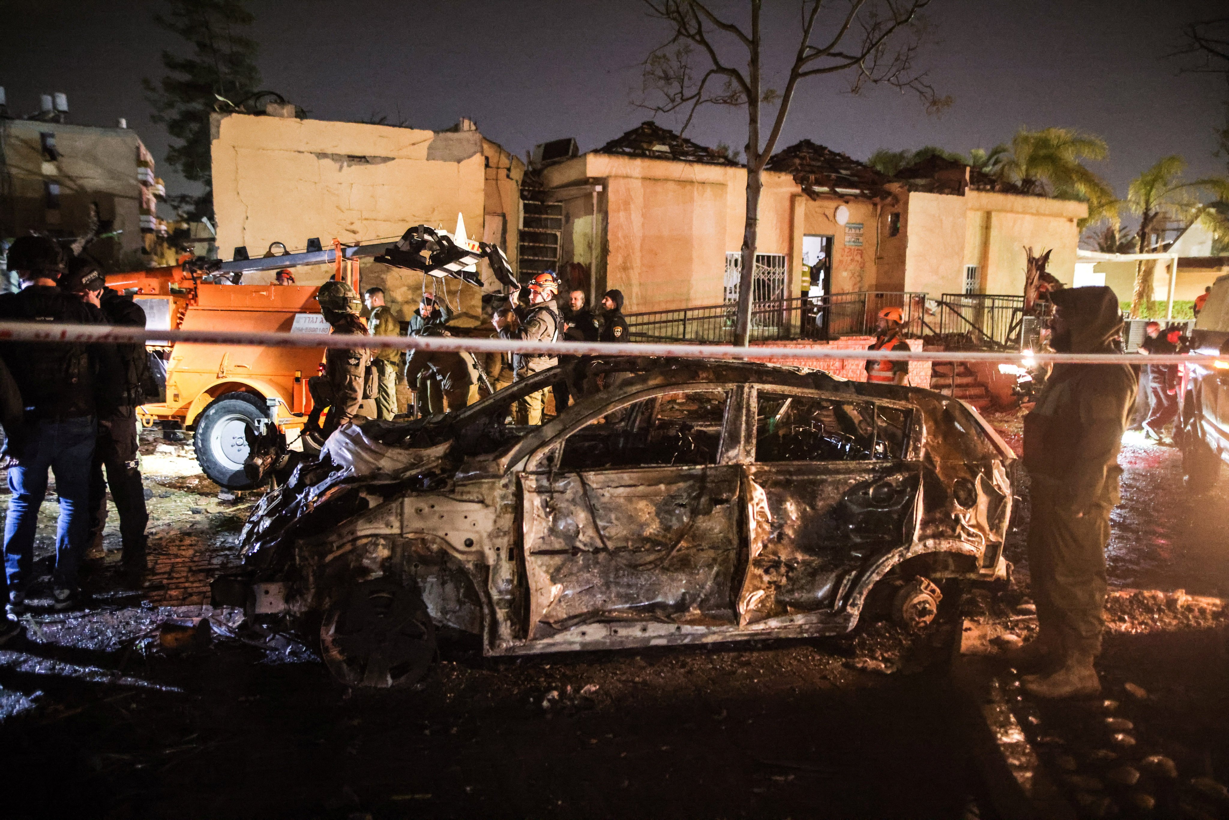 Emergency response personnel work at the site of damage after Iranian missile barrages struck Dimona in southern Israel on March 21, 2026. Photo: Reuters