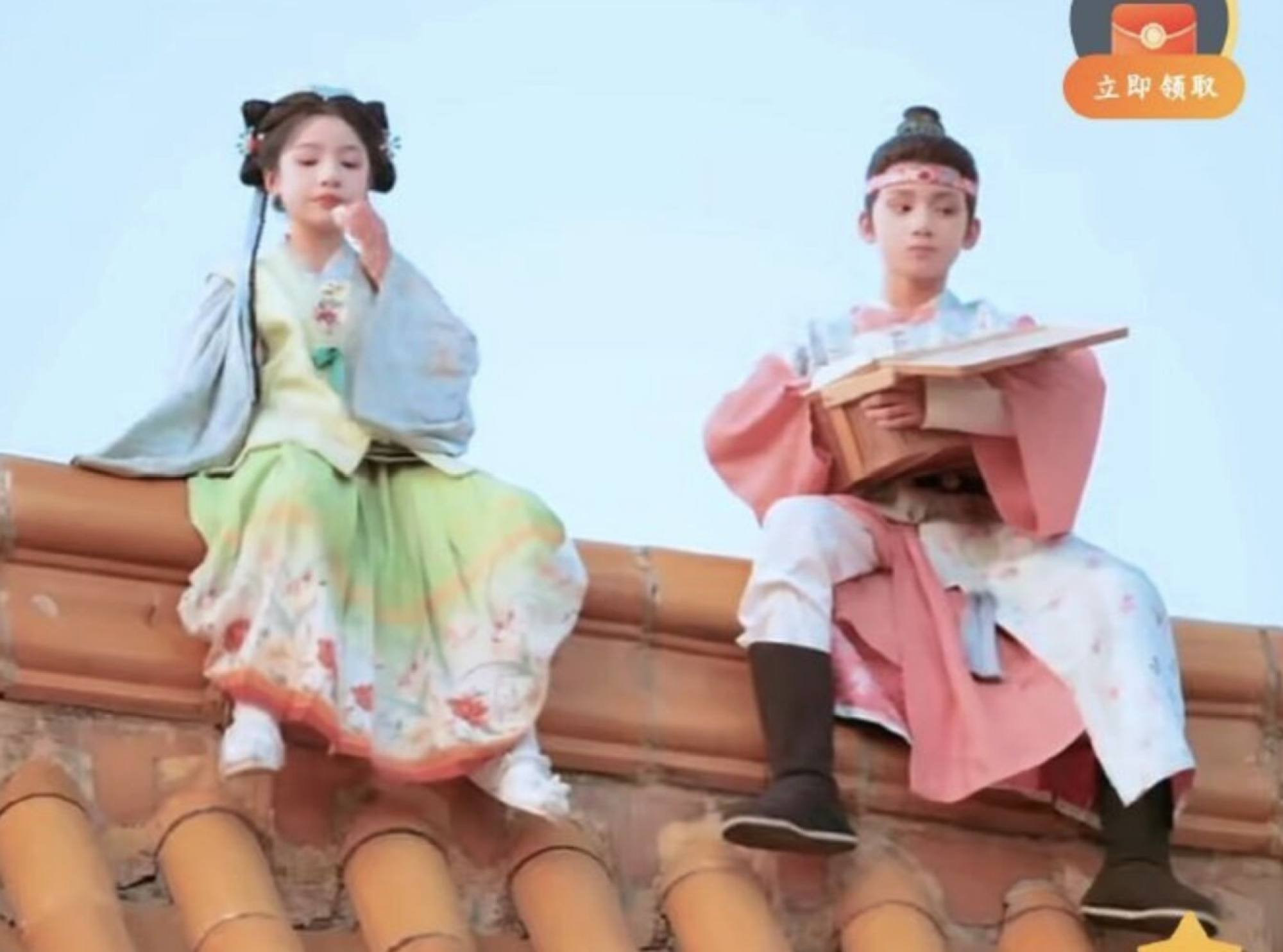 Two child actors in a miniseries were asked to play out a scene perched high on a roof. Photo: ettoday Two child actors in a miniseries were asked to play out a scene perched high on a roof. Photo: ettoday