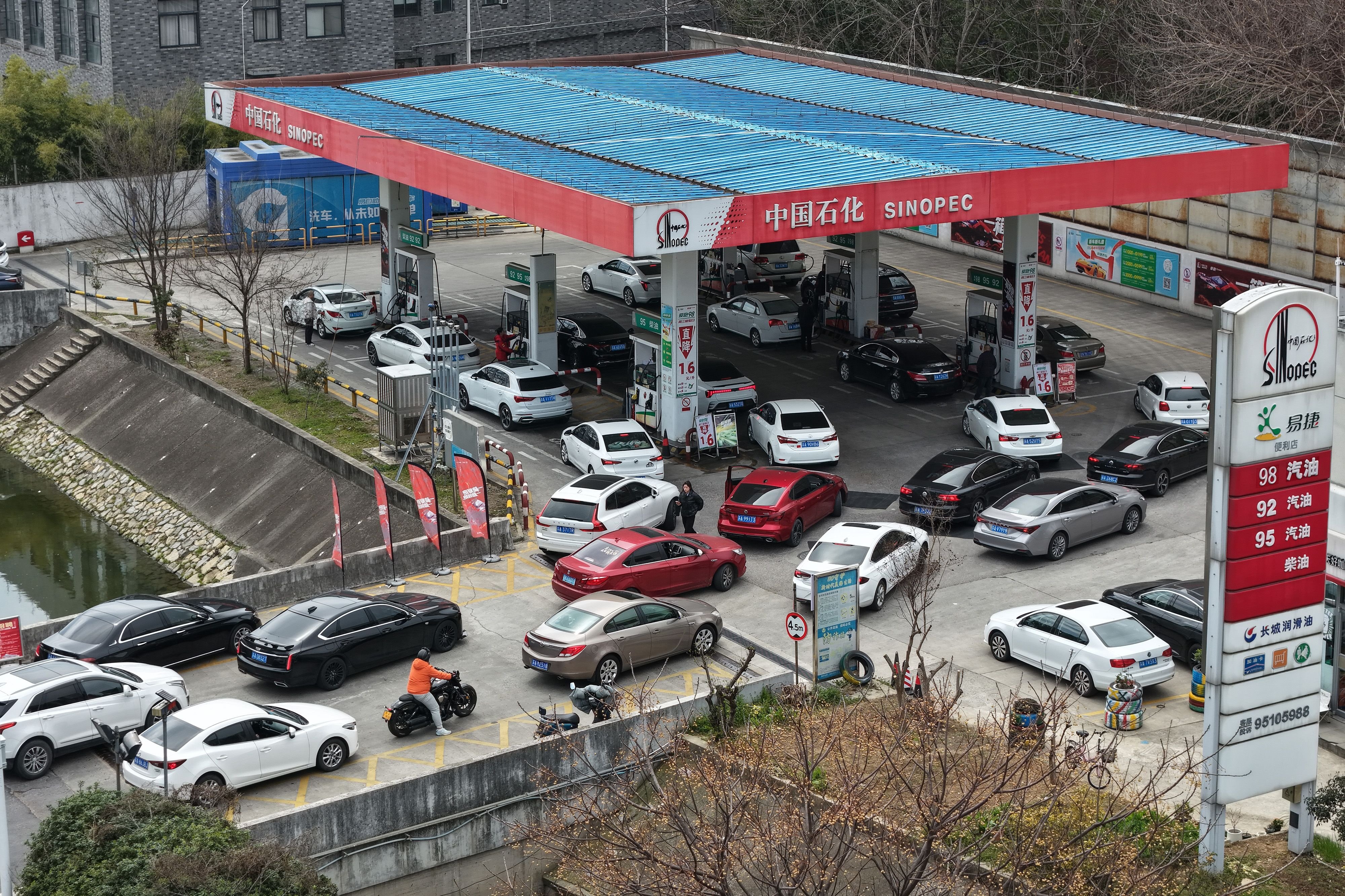 Chinese drivers queue for fuel ahead of record price increases. Photo: EPA