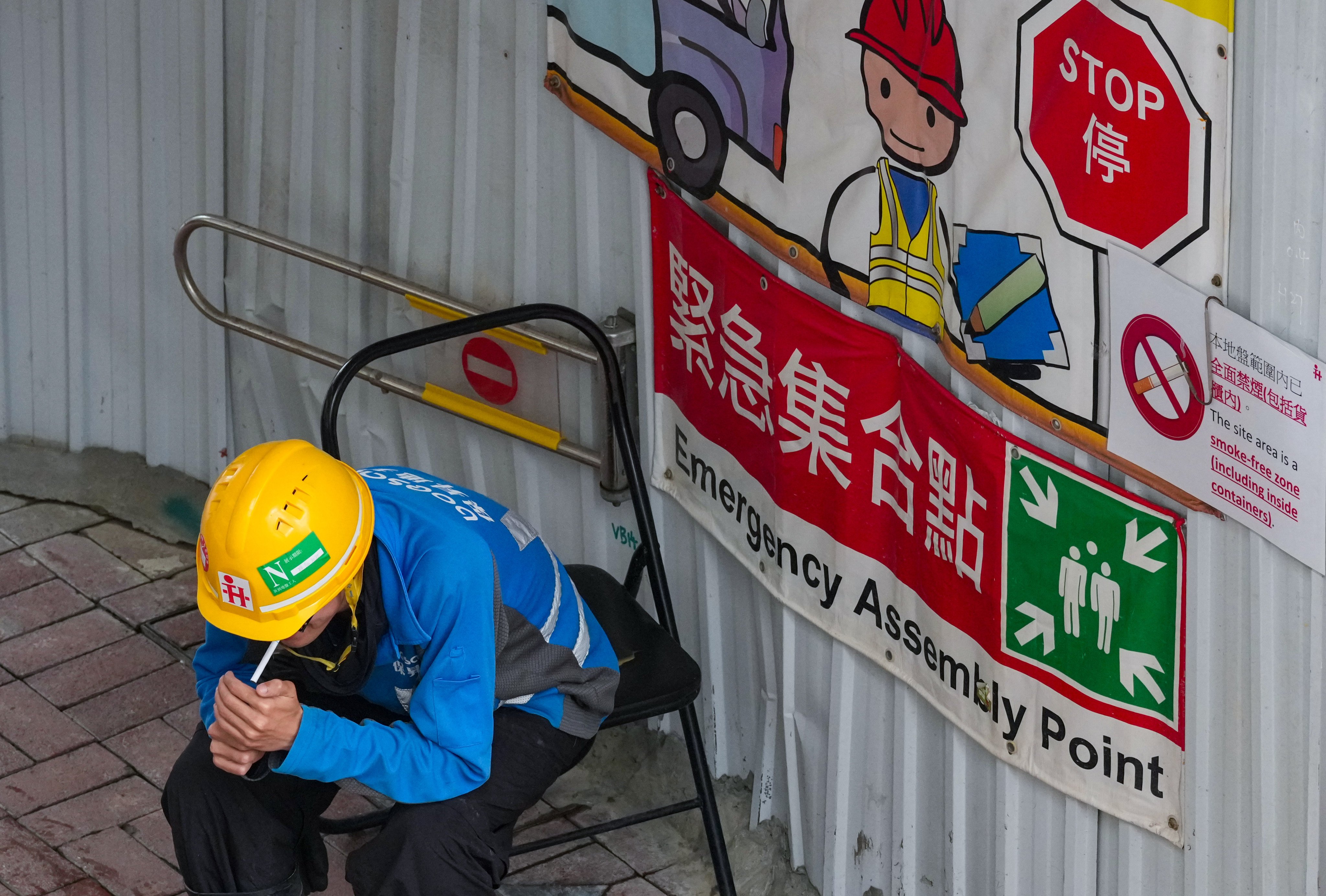 Contractors could face fines of up to HK$400,000 for failing to prevent smoking at construction sites under the government’s proposal. Photo: Jelly Tse
