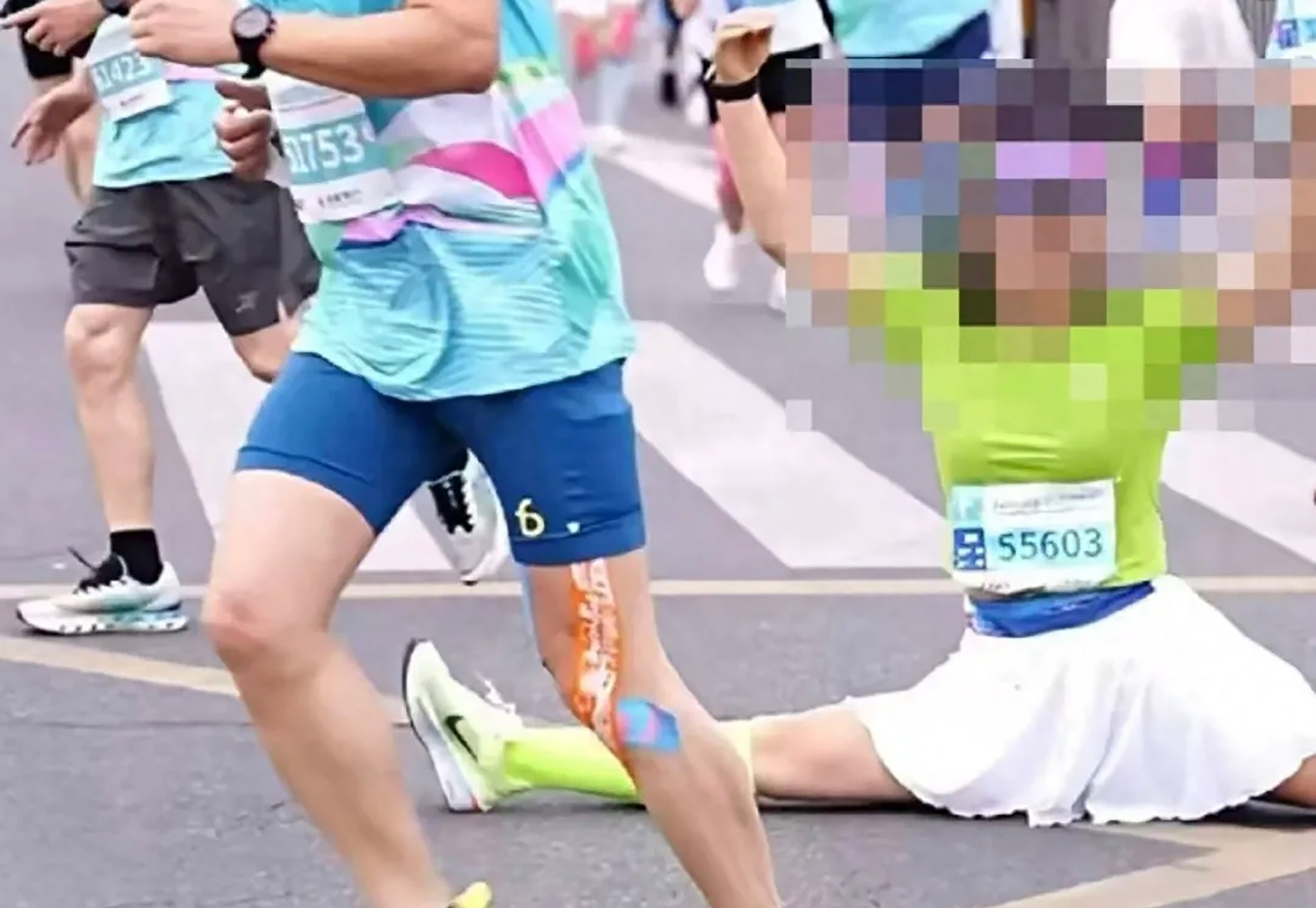 A female runner did full spilts during the Chengdu marathon on Sunday, causing disruption to other competitors. Photo: Handout