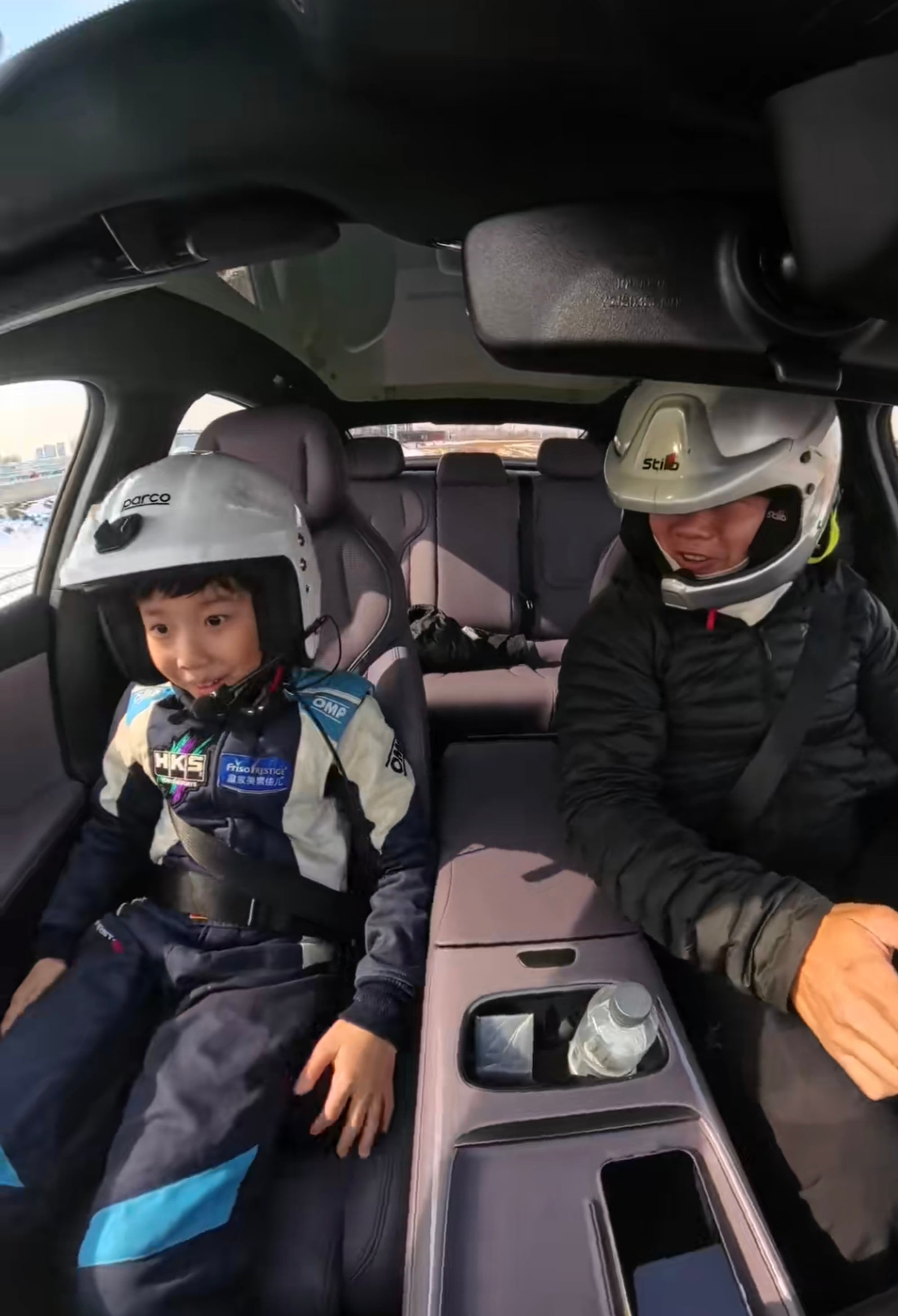 Father and son getting ready to set off on a racing car training mission. Photo: Douyin