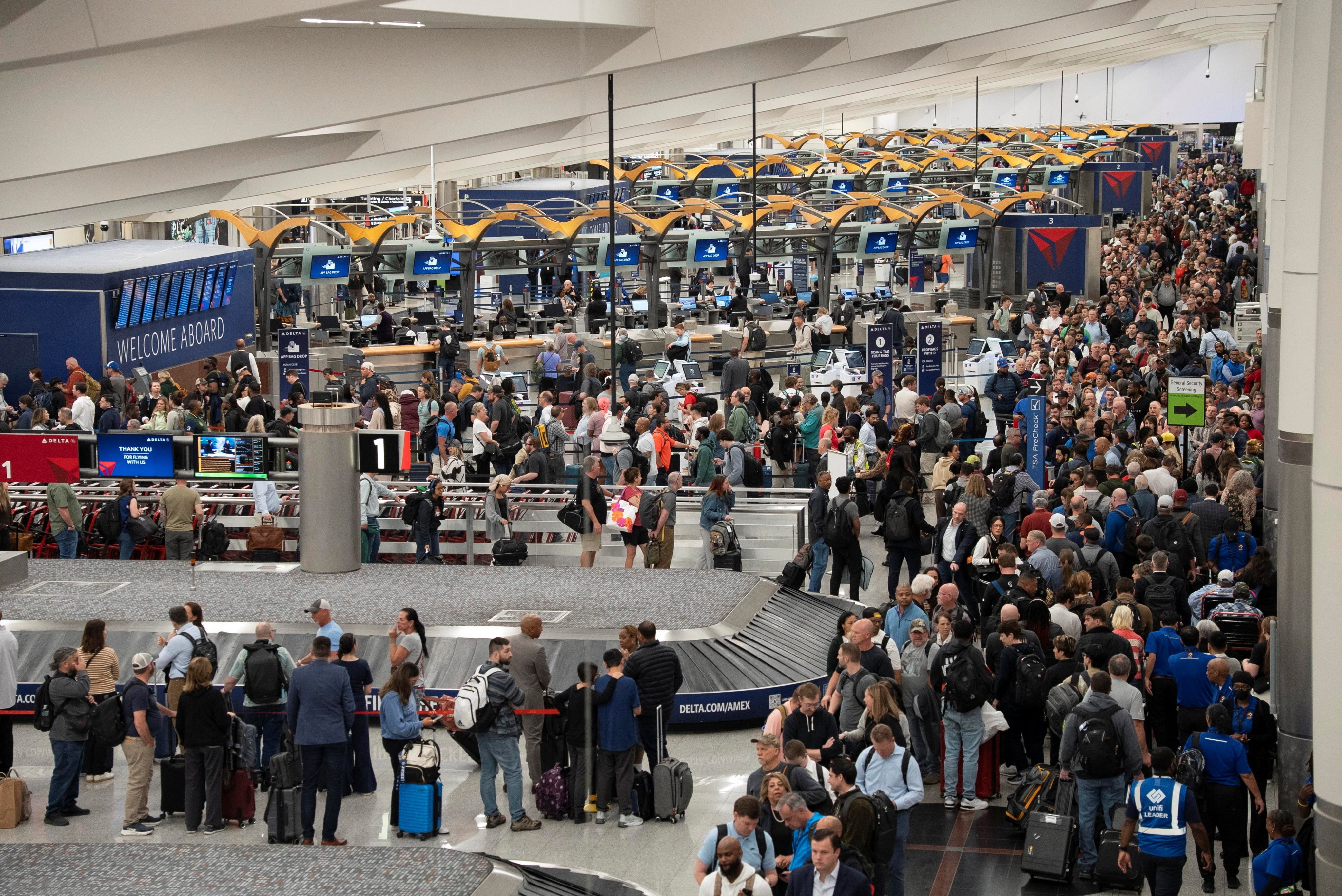 Passengers wait in long lines at Hartsfield-Jackson Atlanta International Airport on Monday. Photo: Reuters