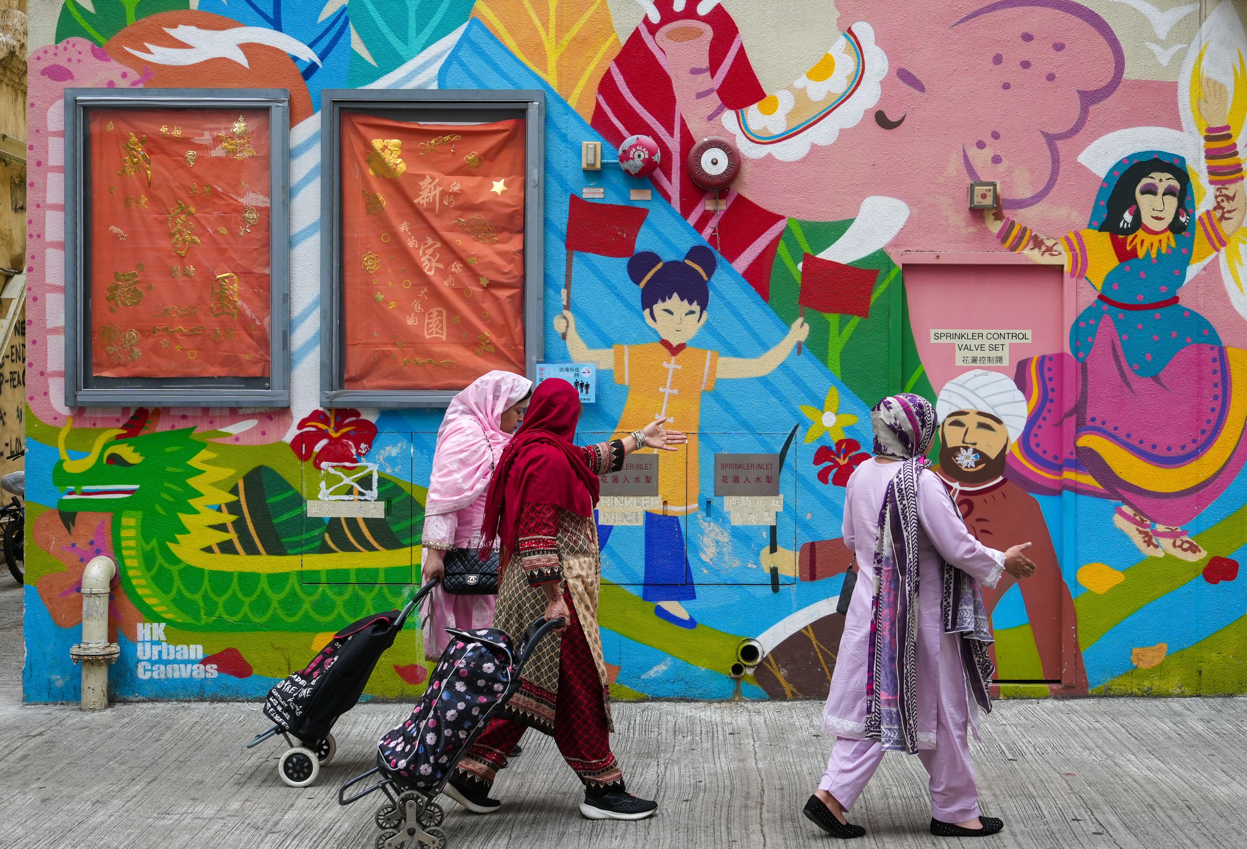 The study found that 18 per cent of respondents were native or fluent in Chinese, while 13 per cent were neither native nor fluent in English. Photo: Sam Tsang