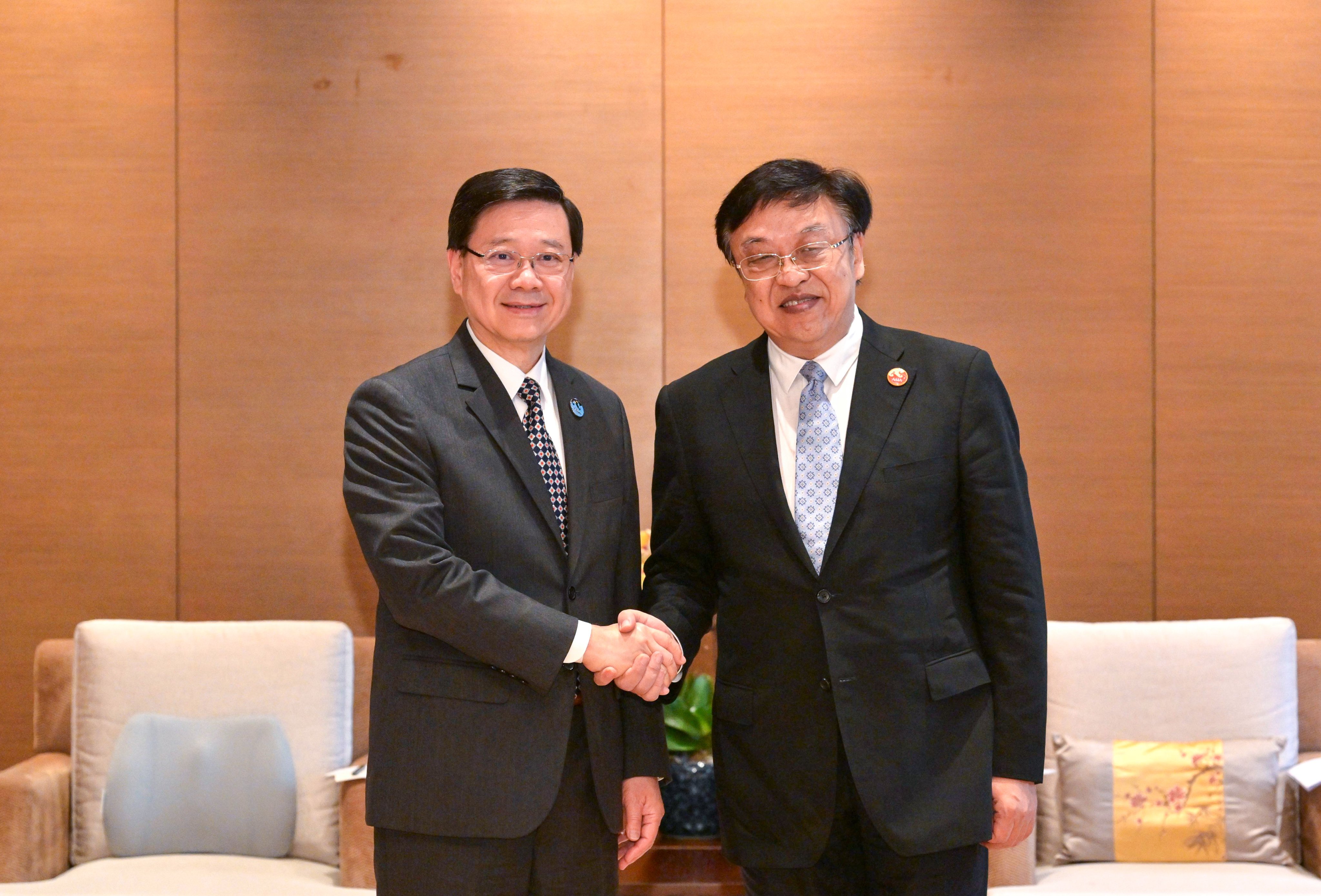 Hong Kong Chief Executive John Lee Ka-chiu (left) meets Hainan party secretary Feng Fei at the Boao Forum for Asia in Hainan on March 25. Photo: Handout