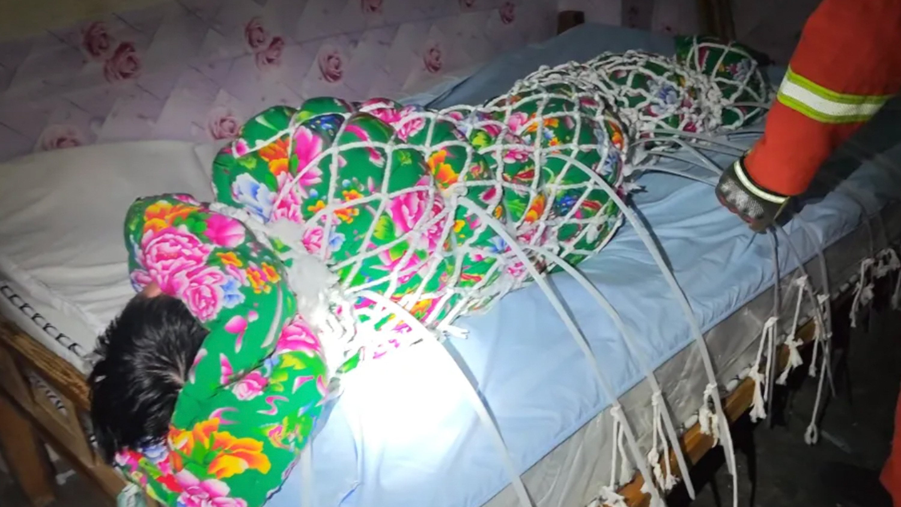 A Chinese man attempting an online zip tie escape challenge at home had to be rescued by firefighters after he became trapped in a precarious situation. Photo: QQ.com