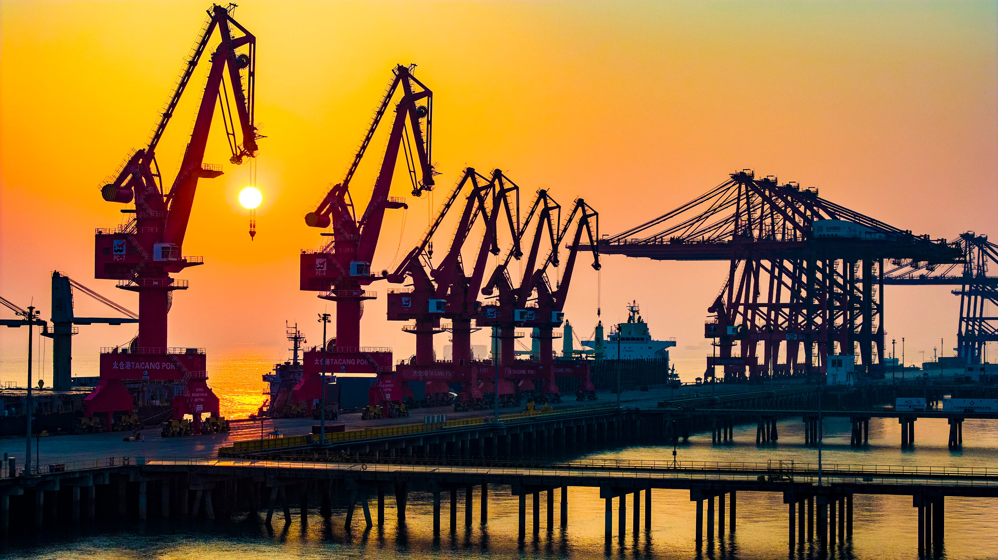 A cargo ship loads and unloads containers at a port in eastern China’s Jiangsu province. China has a vast shipping sector, but still lacks a robust maritime insurance industry. Photo: Getty Images