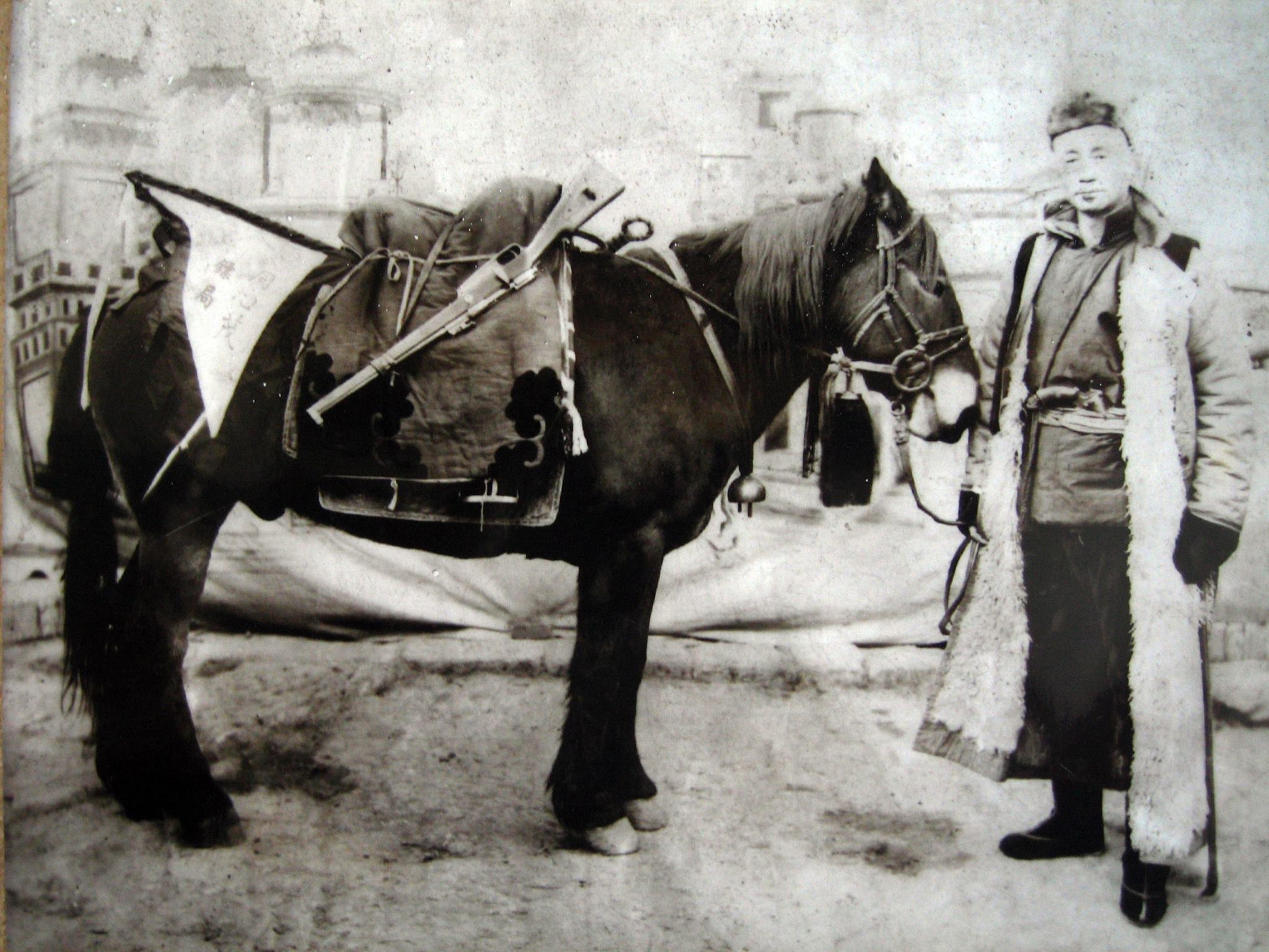 An escort guard working for Tongxinggong Escort Agency, a biaoju that the Qing government trusted to transport large quantities of silver from Beijing to Xian. Photo: Mandarin Mansion