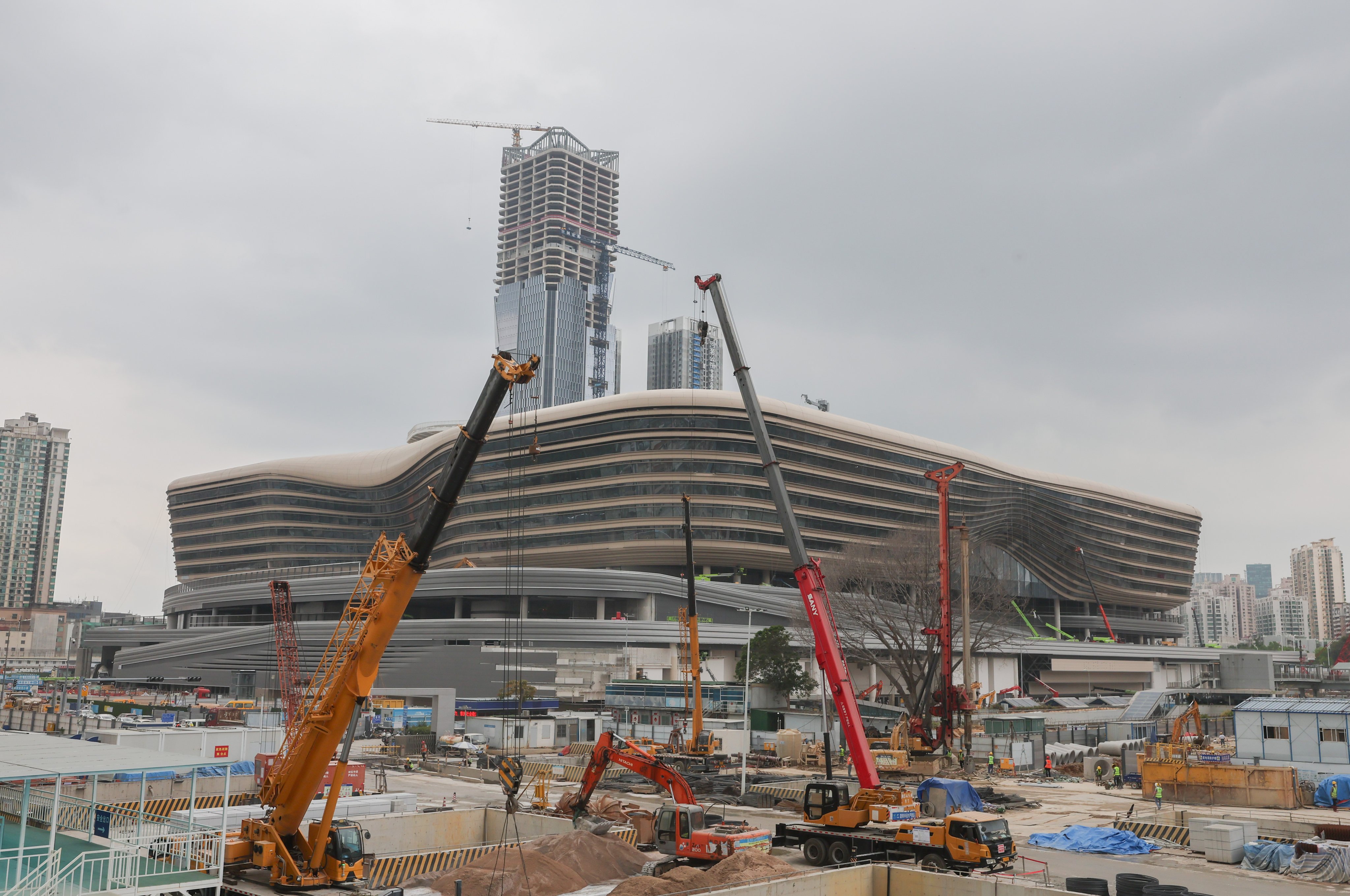 Work continues at the revamped Huanggang border crossing building. Photo: Edmond So