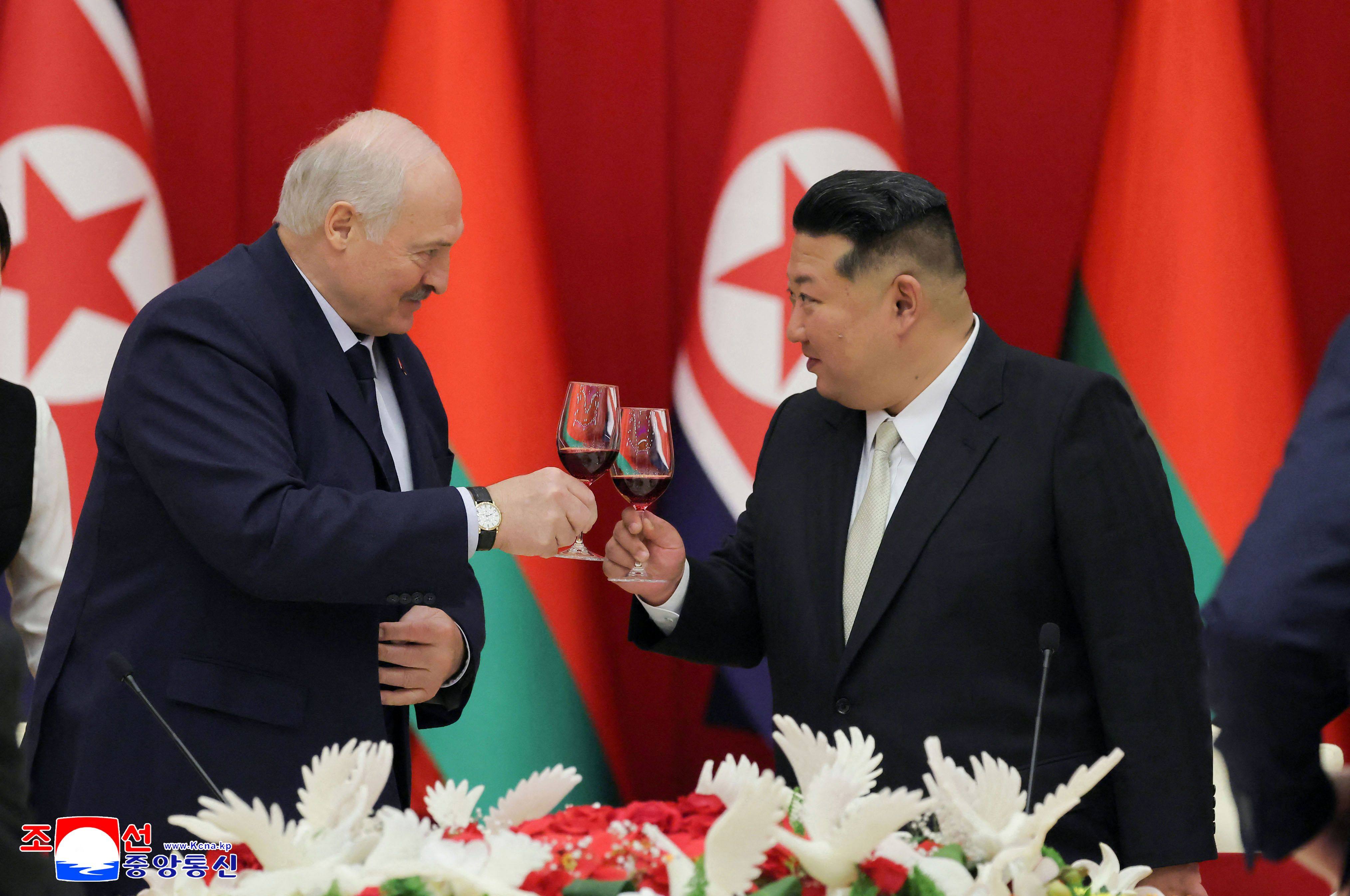 North Korean leader Kim Jong-un  and Belarus’ President Alexander Lukashenko toast at a banquet in Pyongyang. Photo: KCNA via AFP