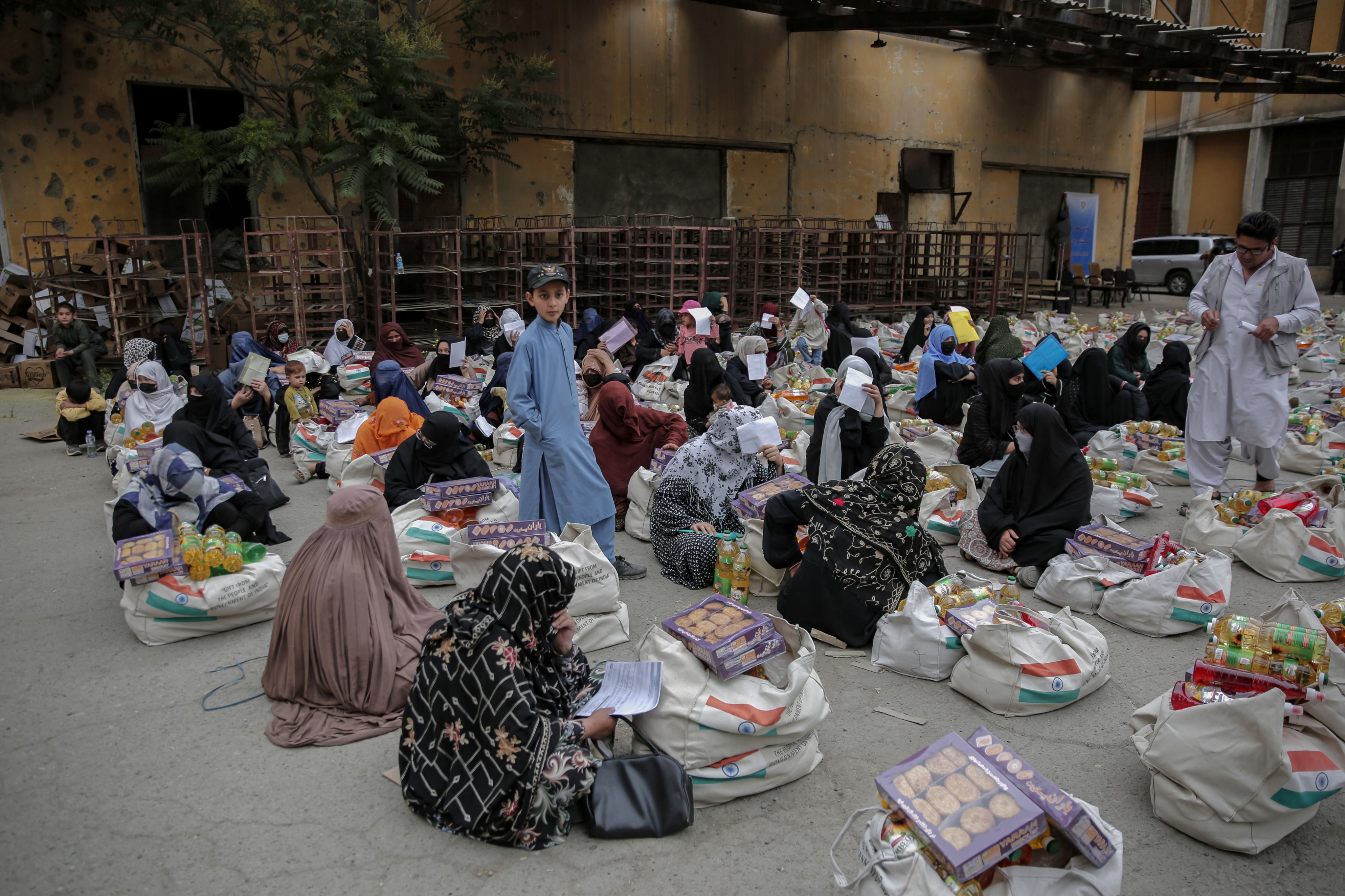 Afghan refugees recently returned from Pakistan and Iran receive rations donated by the Indian government, in Kabul, Afghanistan, on May 18, 2025. Photo: EPA-EFE
