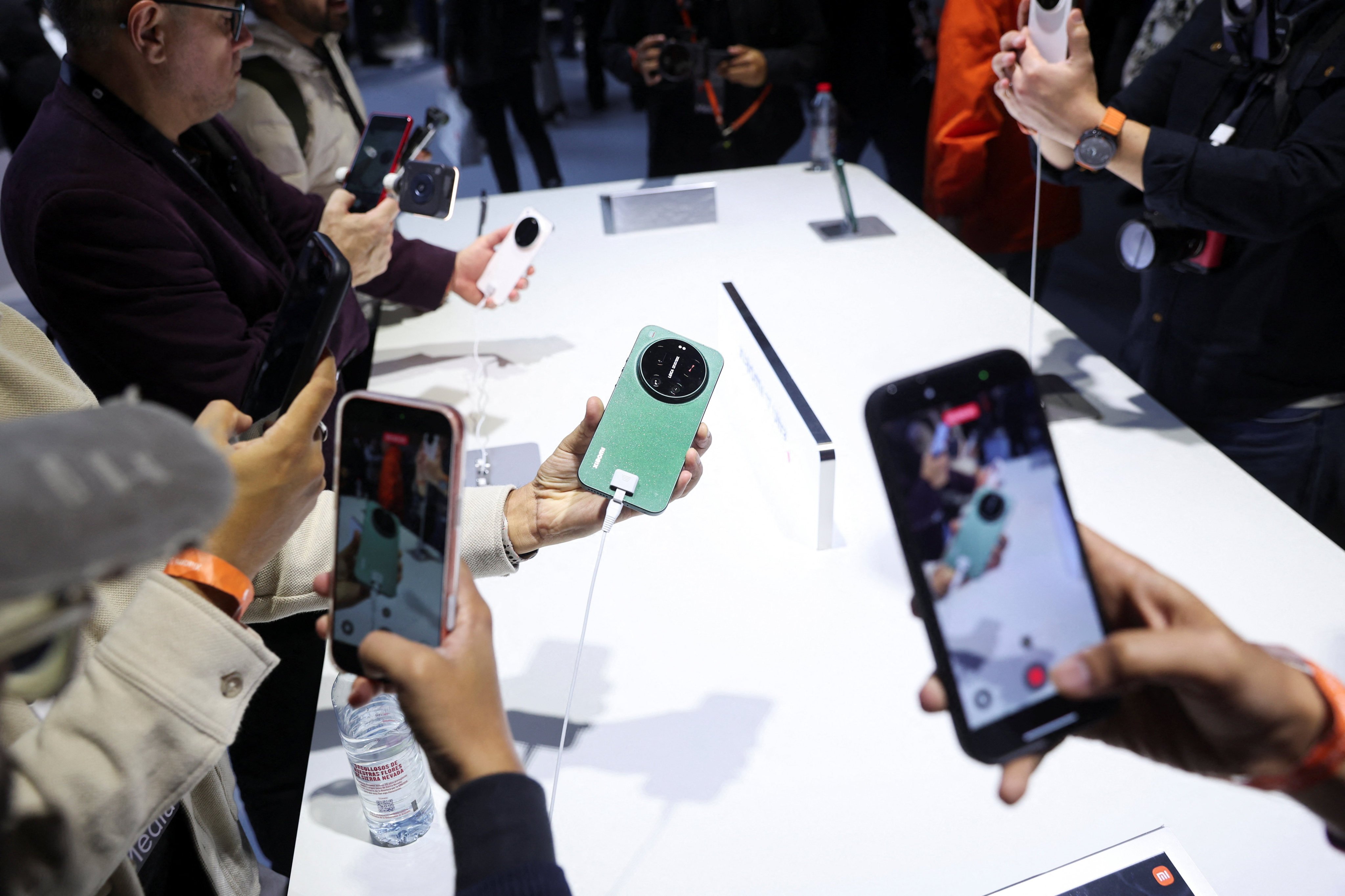 People test the latest Xiaomi smartphones at the Mobile World Congress in Barcelona, Spain, February 28, 2026. Photo: Reuters