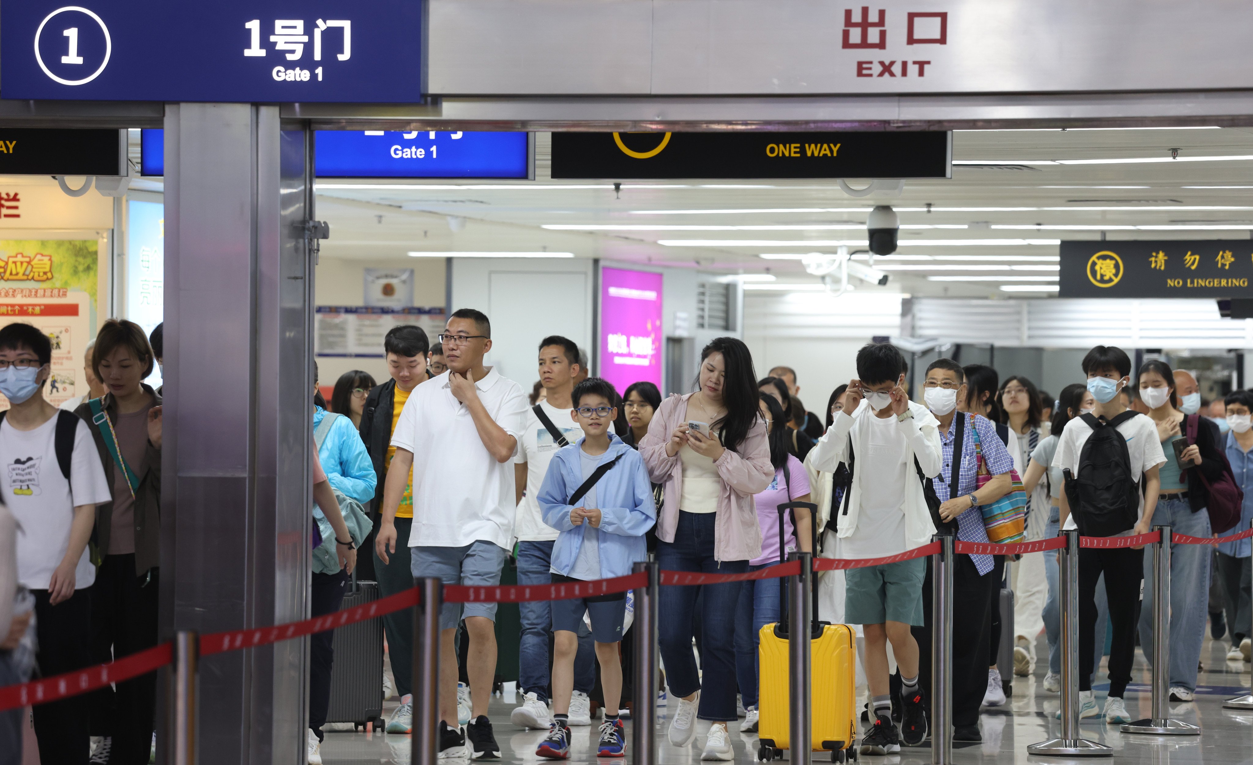 Travellers in Shenzhen during Easter in 2024. About 5.43 million trips are expected to be made via land boundary control points linking Hong Kong and Shenzhen during the coming holiday.
Photo: Yik Yeung-man