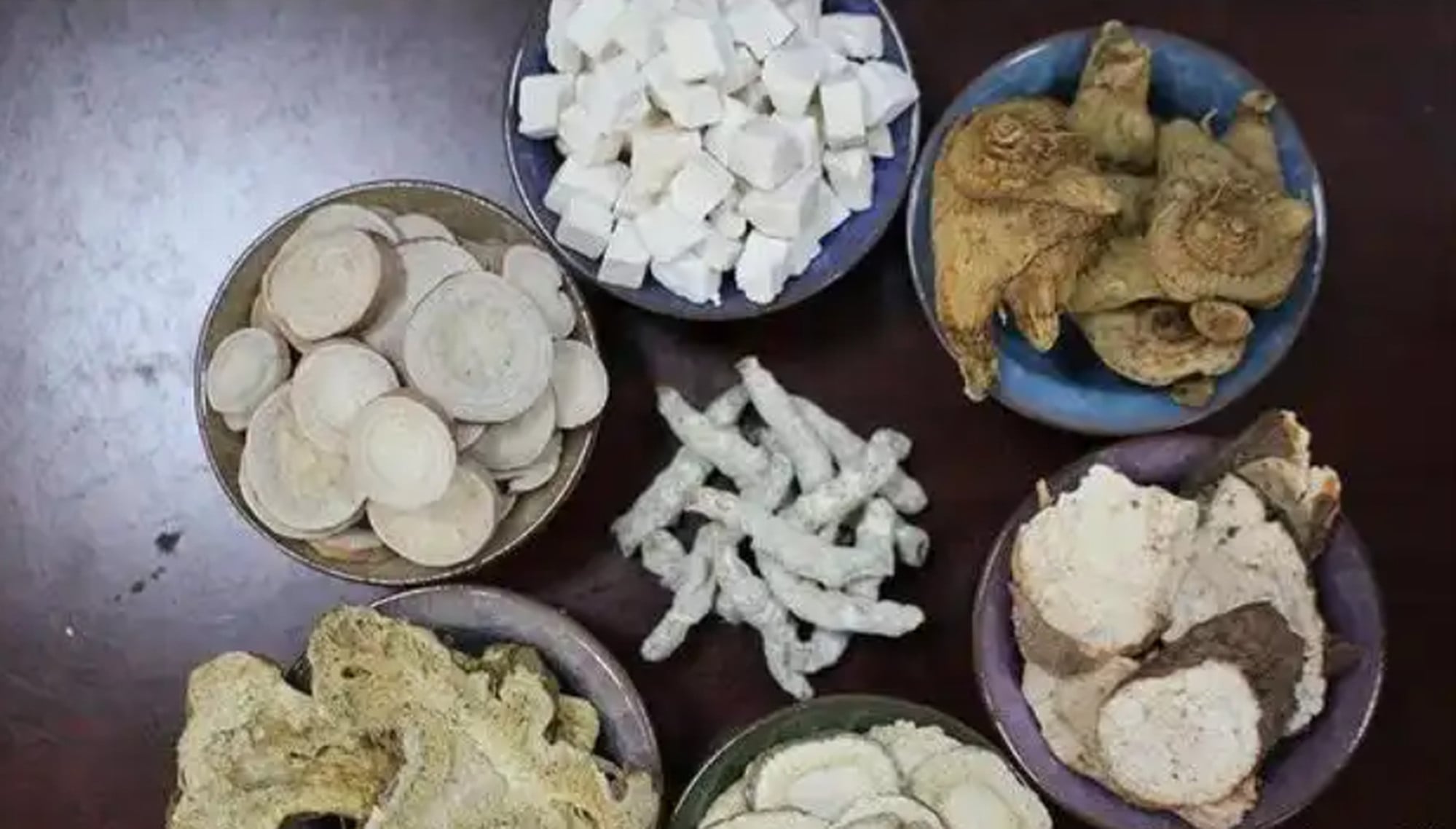 Herbal remedies are widely employed in skincare due to their natural anti-inflammatory, antioxidant, and antiseptic properties, providing safer alternatives to synthetic products. Photo: baijiahao.baidu.com