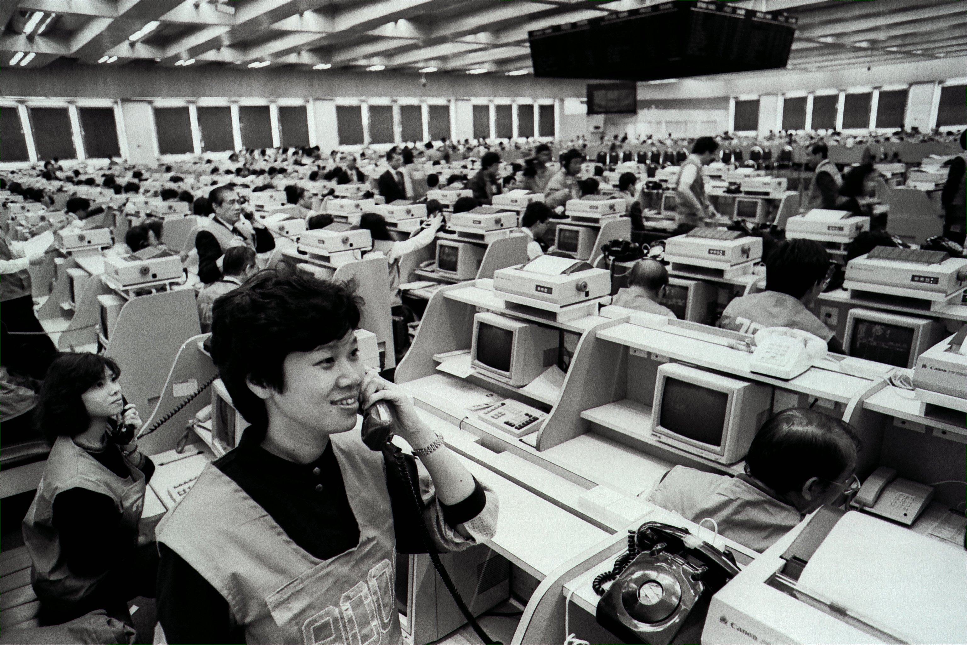 Traders prepare for the first day of trading on the floor of Hong Kong’s new stock exchange, April 2, 1986. Photo: SCMP