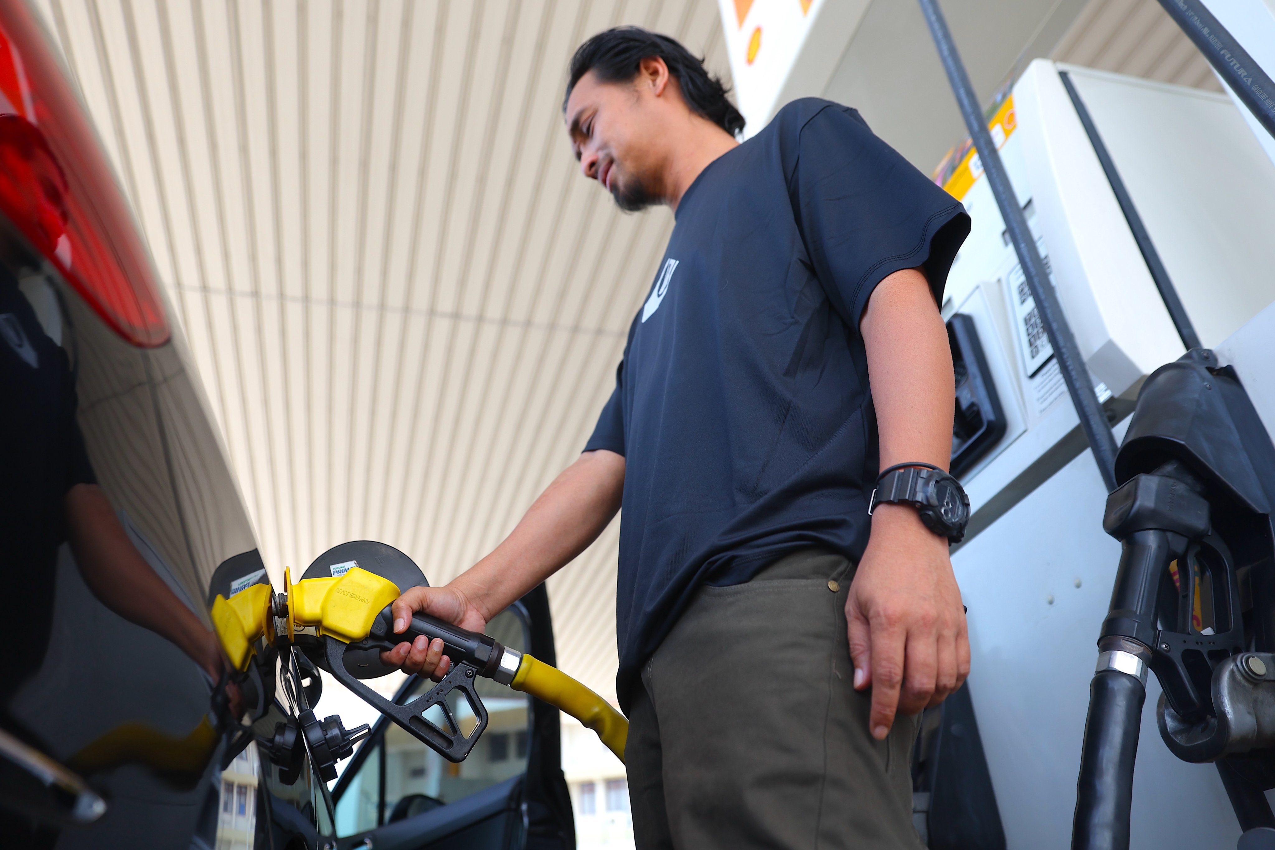 A man fills his car with petrol in Port Dickson, Negeri Sembilan, Malaysia. Photo: EPA