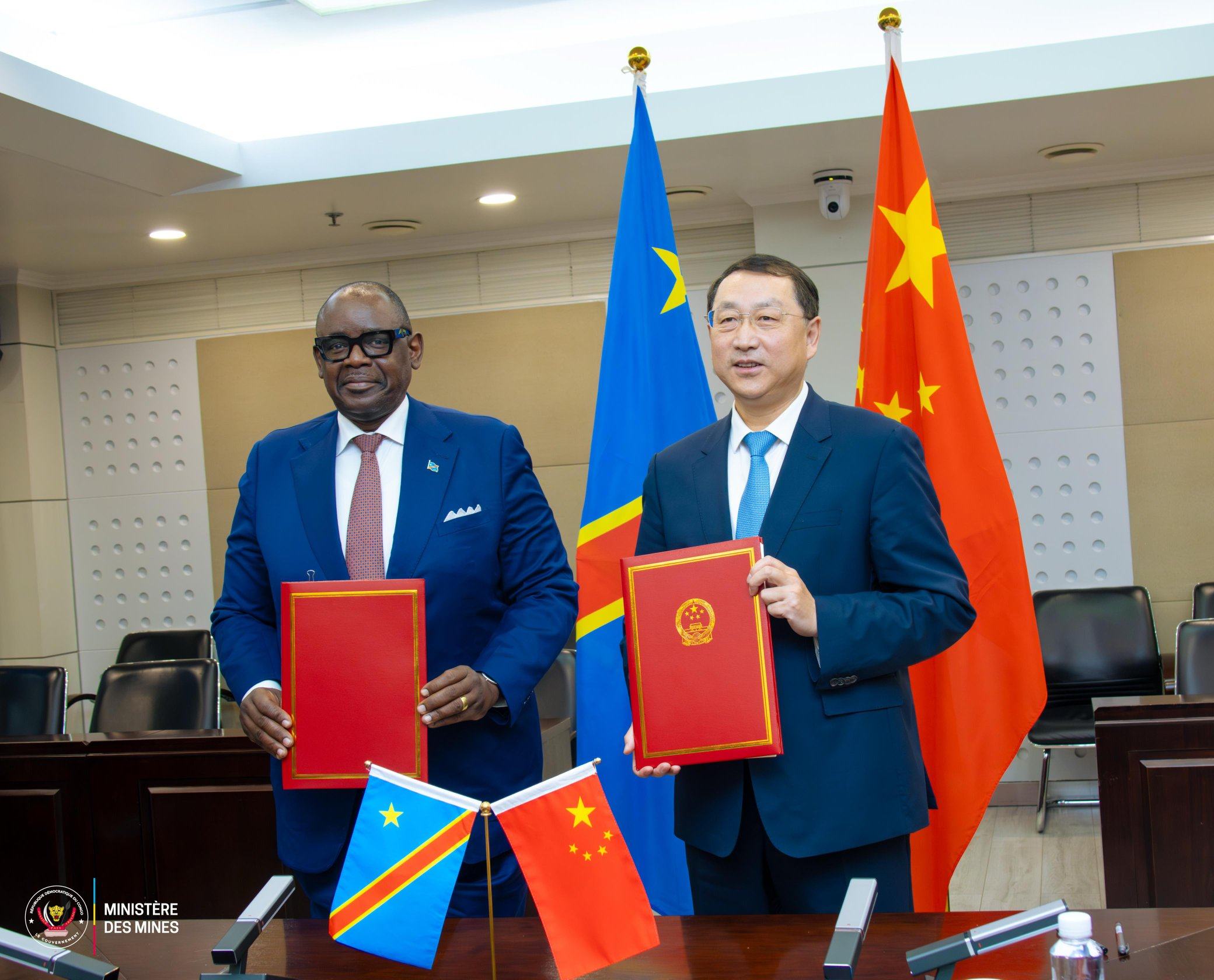 Congolese Minister of Mines Louis Watum Kabamba (left) and Chinese Minister of Natural Resources Guan Zhiou have signed a memorandum of understanding on “cooperation in the fields of geology and mineral resources”. Photo: Louis Watum Kabamba