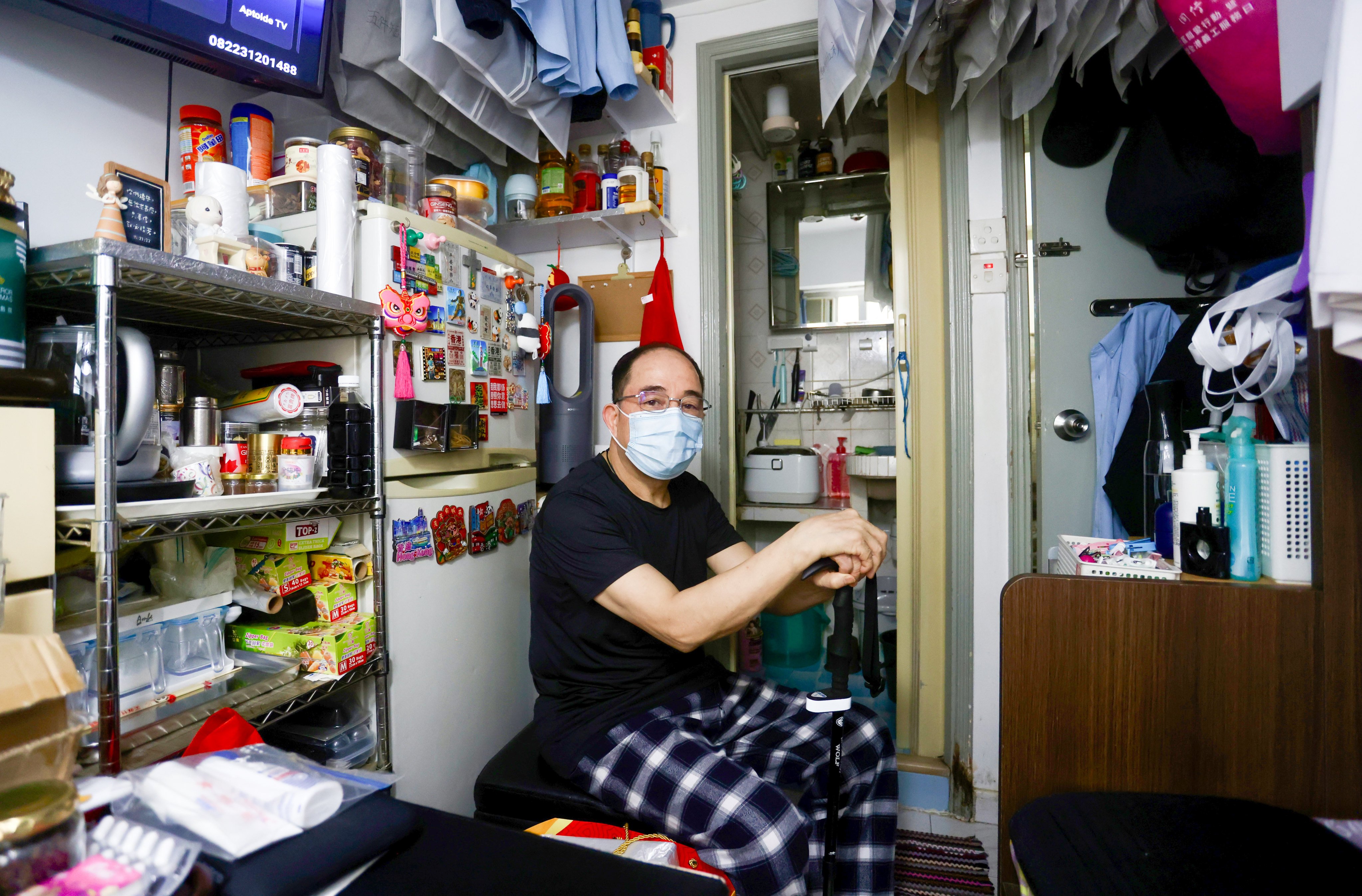 John Hau, who pays HK$6,000 a month for his subdivided flat in Sham Shui Po, says every penny counts as he saves up for surgery over the border. Photo: Jonathan Wong