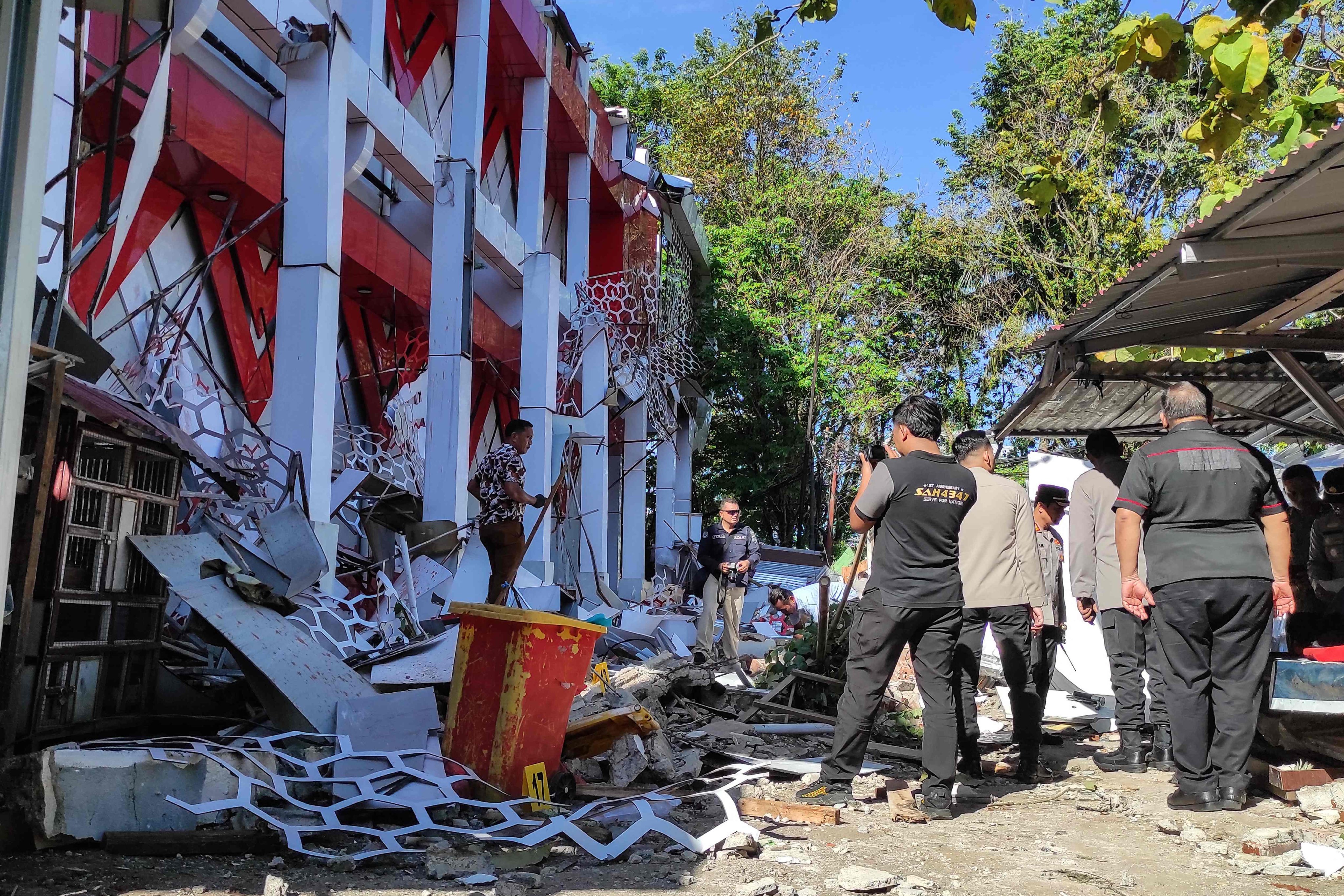 Indonesian police officers inspect a damaged building following an offshore earthquake in Manado, North Sulawesi province, on Thursday. Photo: AFP