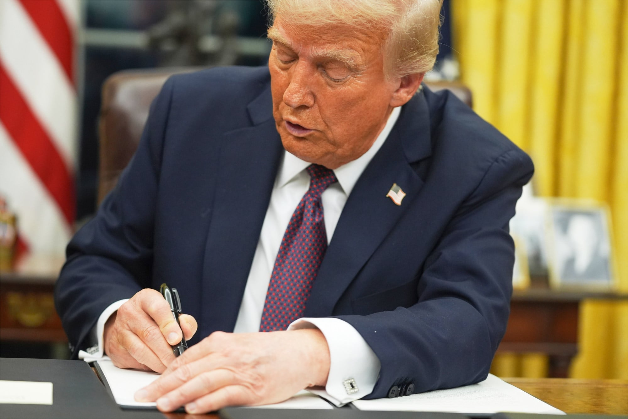 US President Donald Trump signs an executive order on birthright citizenship in the Oval Office in January 2025. Photo: AP