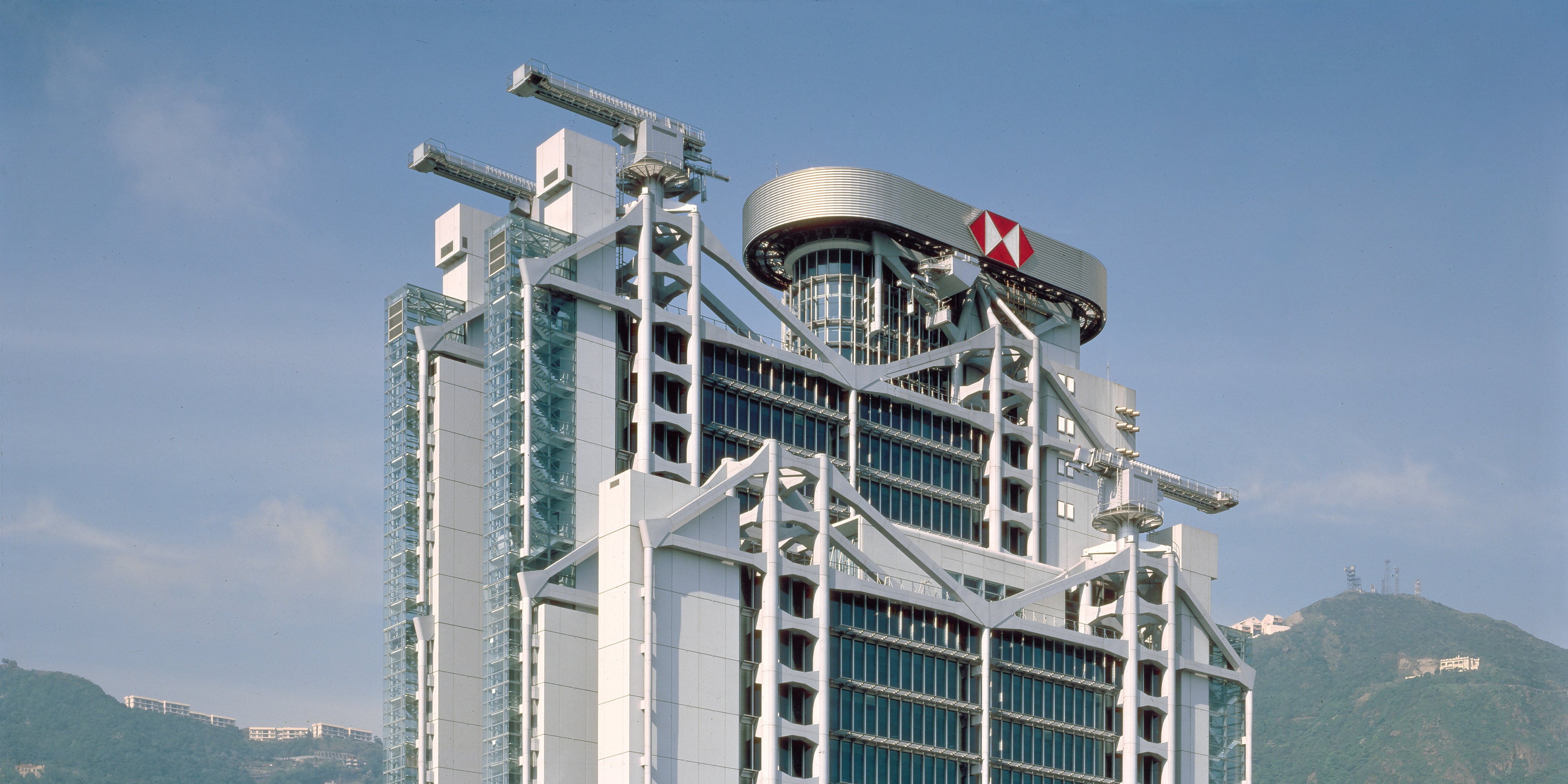 The summit of Norman Foster’s HSBC Main Building in relief against The Peak, 1986. Photo: Ian Lambot