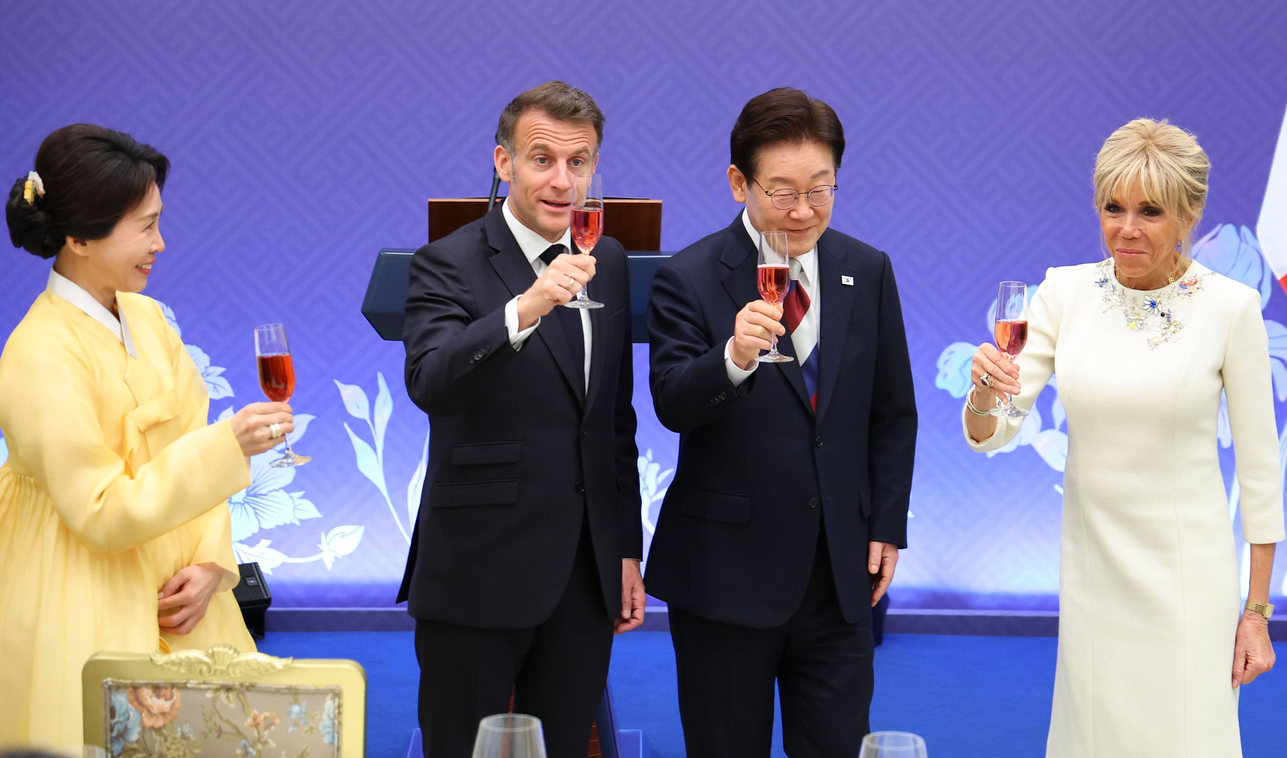 South Korean President Lee Jae Myung (right) toasts with Emmanuel Macron during a luncheon for the French leader at the presidential office in Seoul on Friday. Photo: Yonhap/dpa