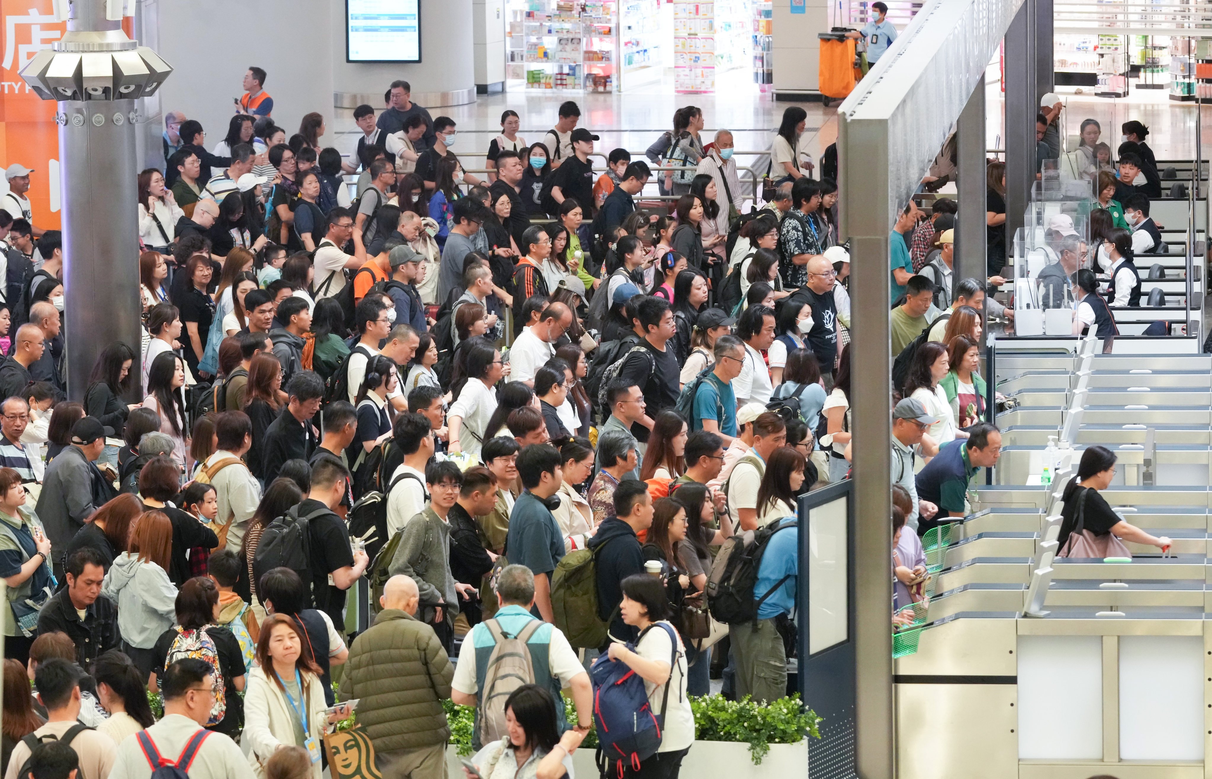Crowds at West Kowloon station on the first day of the Easter holiday. Photo: Jelly Tse