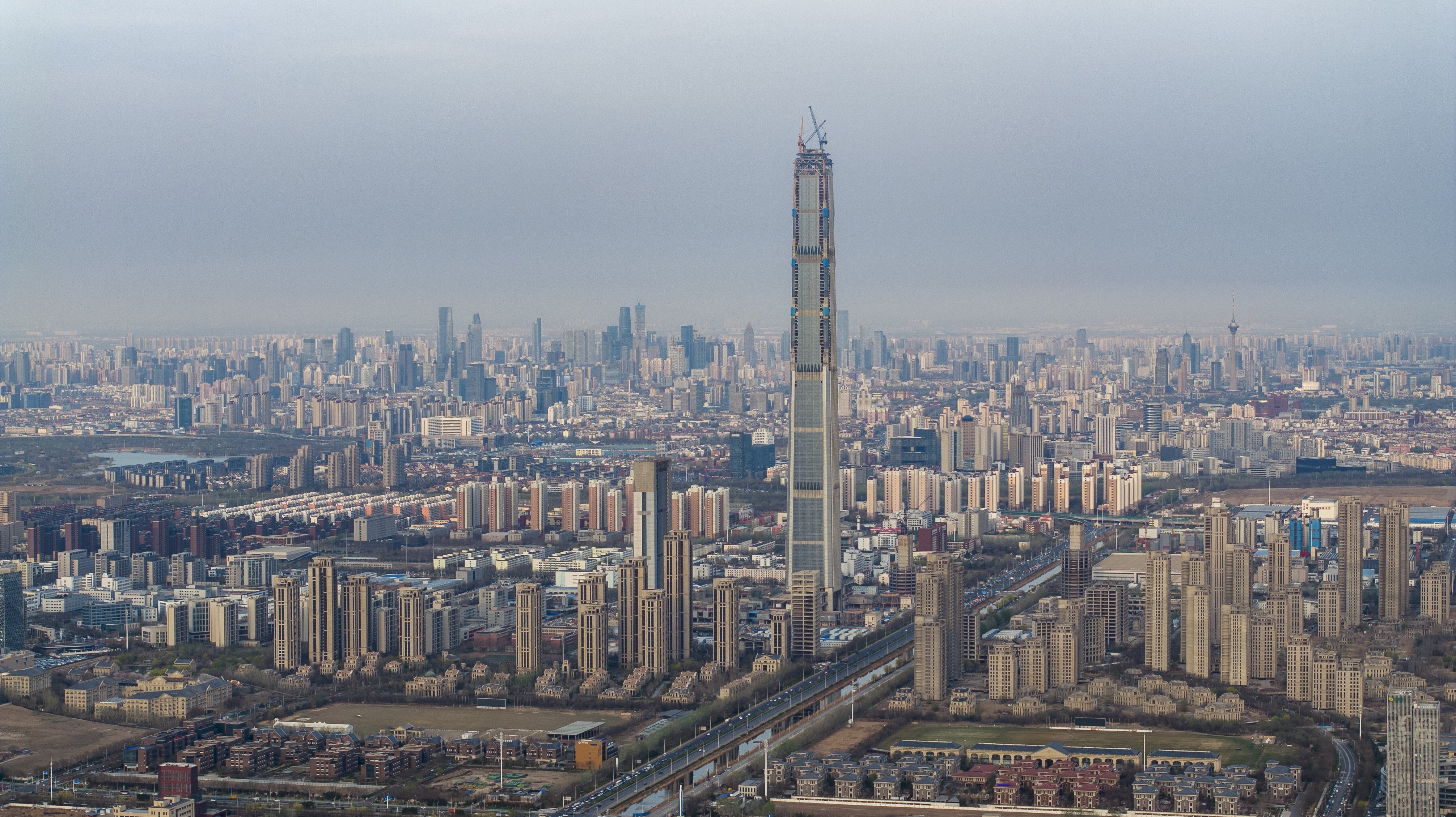 On March 28, the first component of a diamond-shaped crown was hoisted to the rooftop of the Goldin Finance 117 skyscraper in the Chinese city of Tianjin. Photo: Xinhua