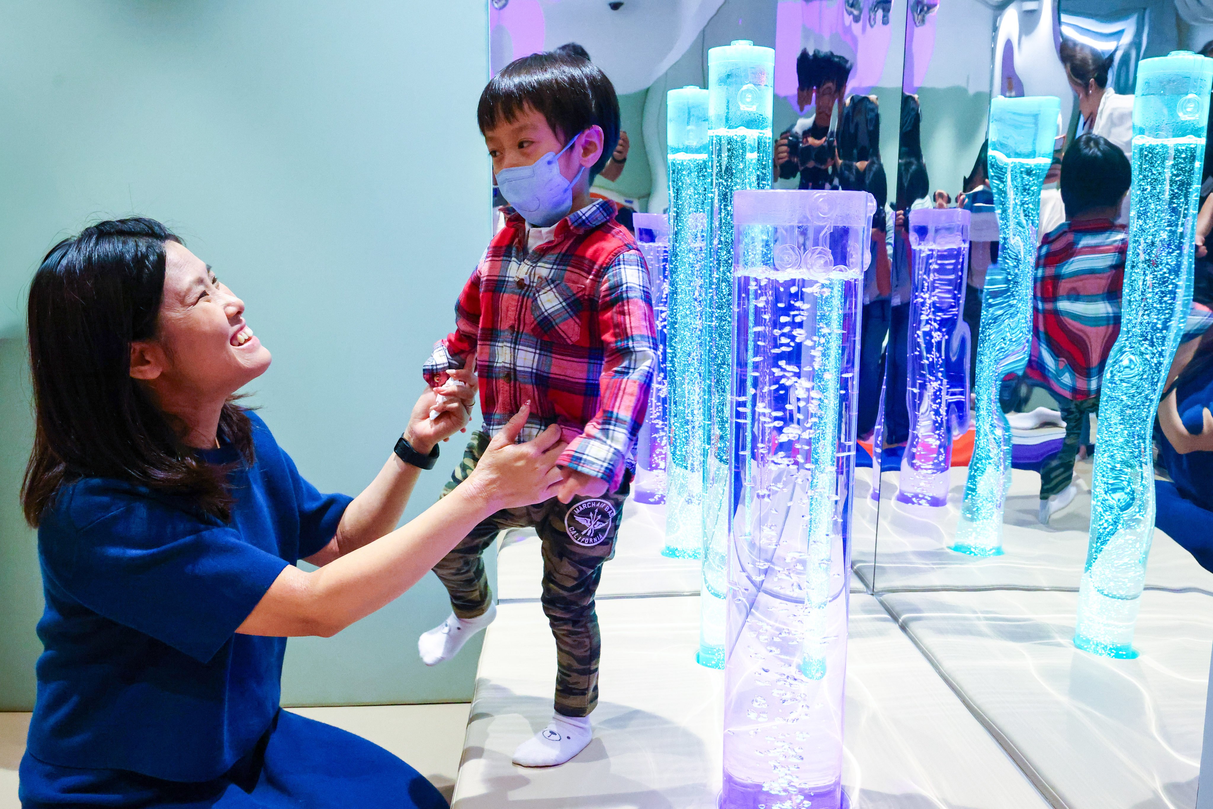 Shing Wai-in and her son Justin at the Hong Kong airport’s sensory corner. Photo: Dickson Lee