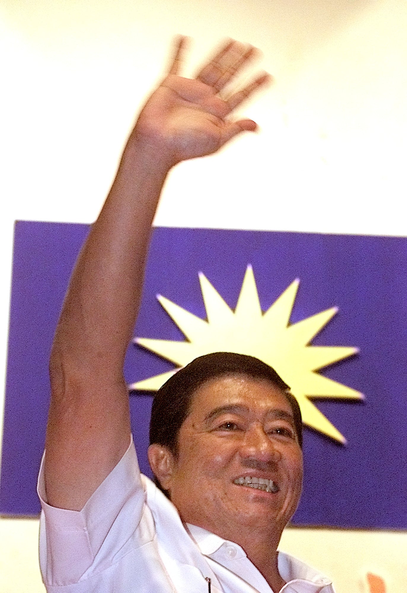 Ling Liong Sik waves to his supporters during the MCA Extraordinary General Meeting on June 24, 2001. Photo: AP