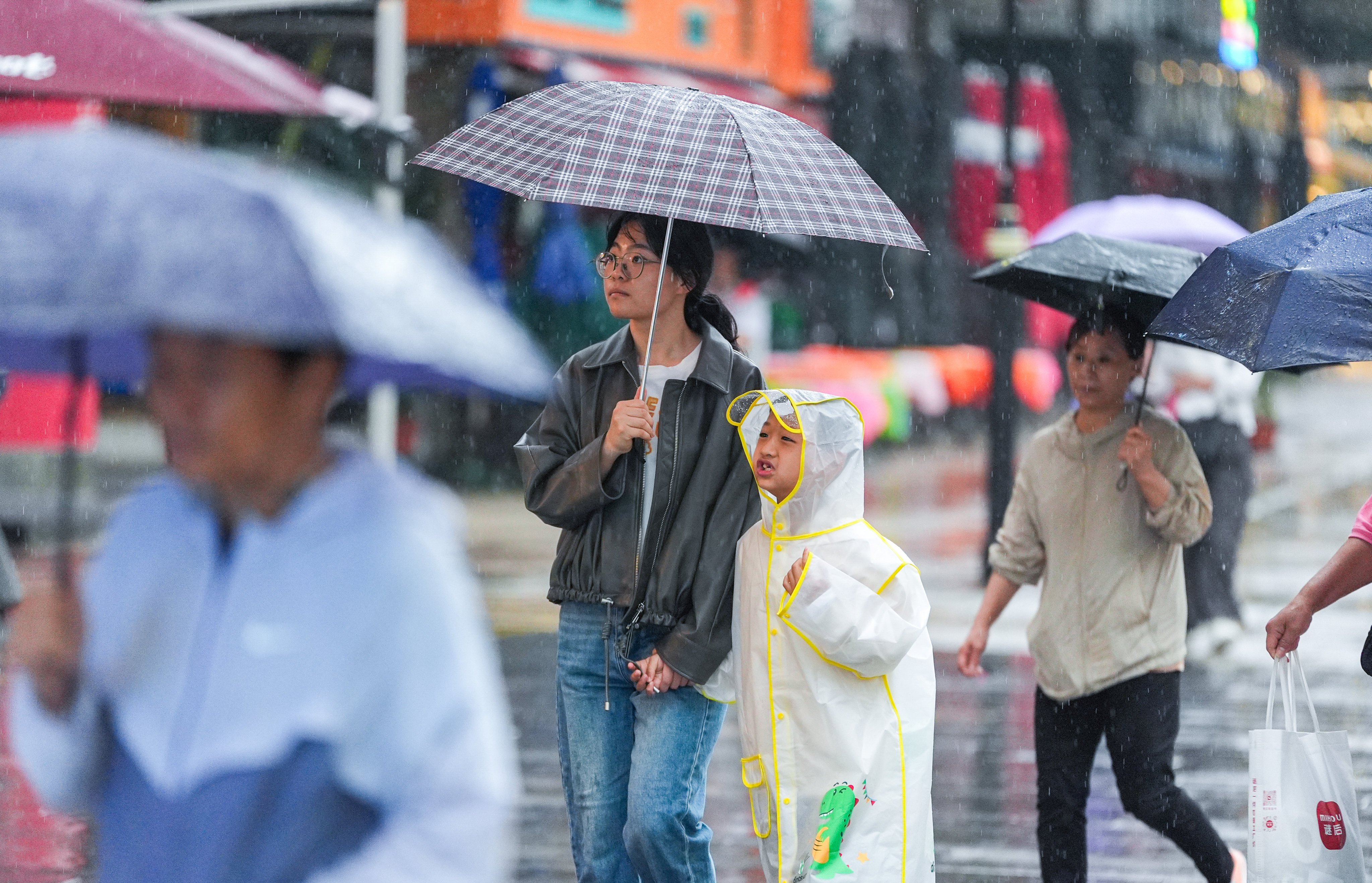 The warning means heavy rain exceeding 30mm has fallen or is expected to fall in an hour and is likely to continue. Photo: Eugene Lee