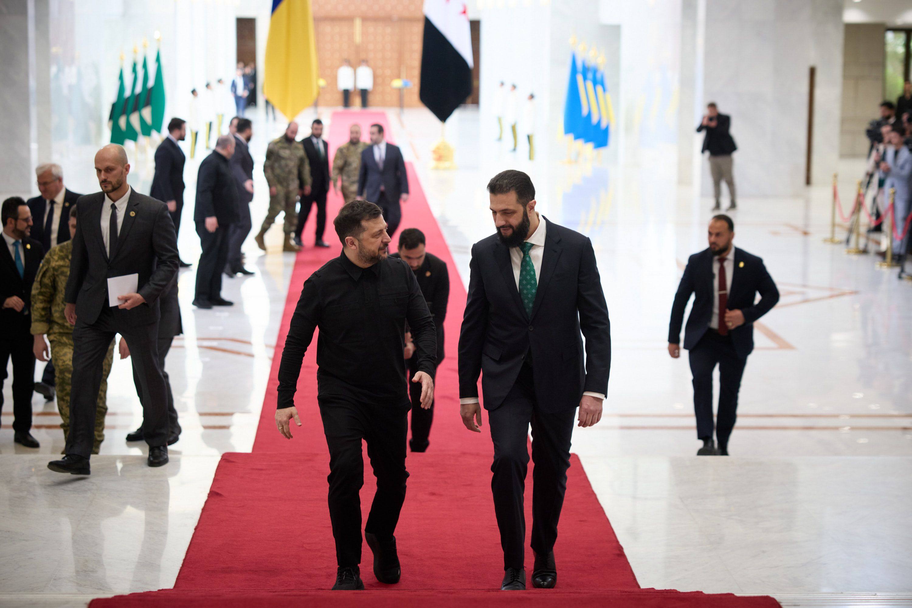 Syrian President Ahmad al-Sharaa, right, welcomes Ukrainian President Volodymyr Zelensky in Damascus on Sunday. Photo: Ukrainian Presidency / dpa