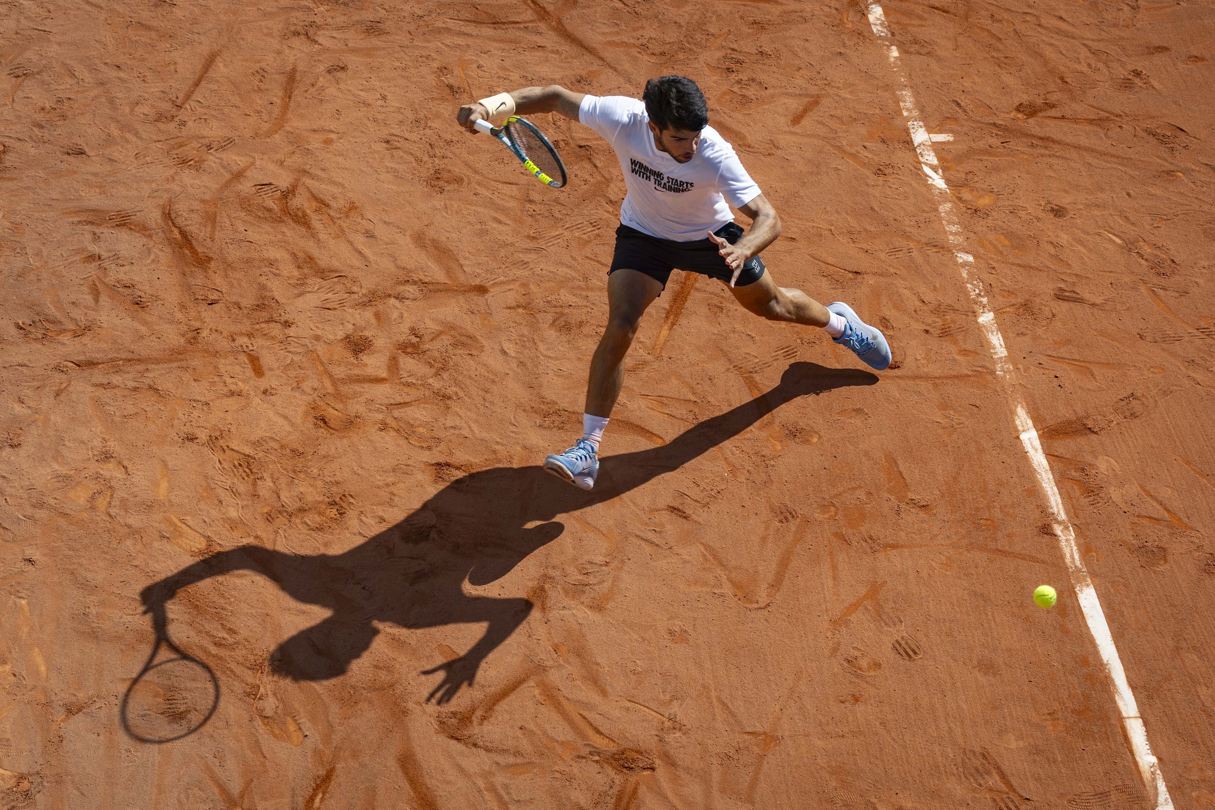 Carlos Alcaraz returns to his preferred clay surface in Monaco this week. Photo: EPA