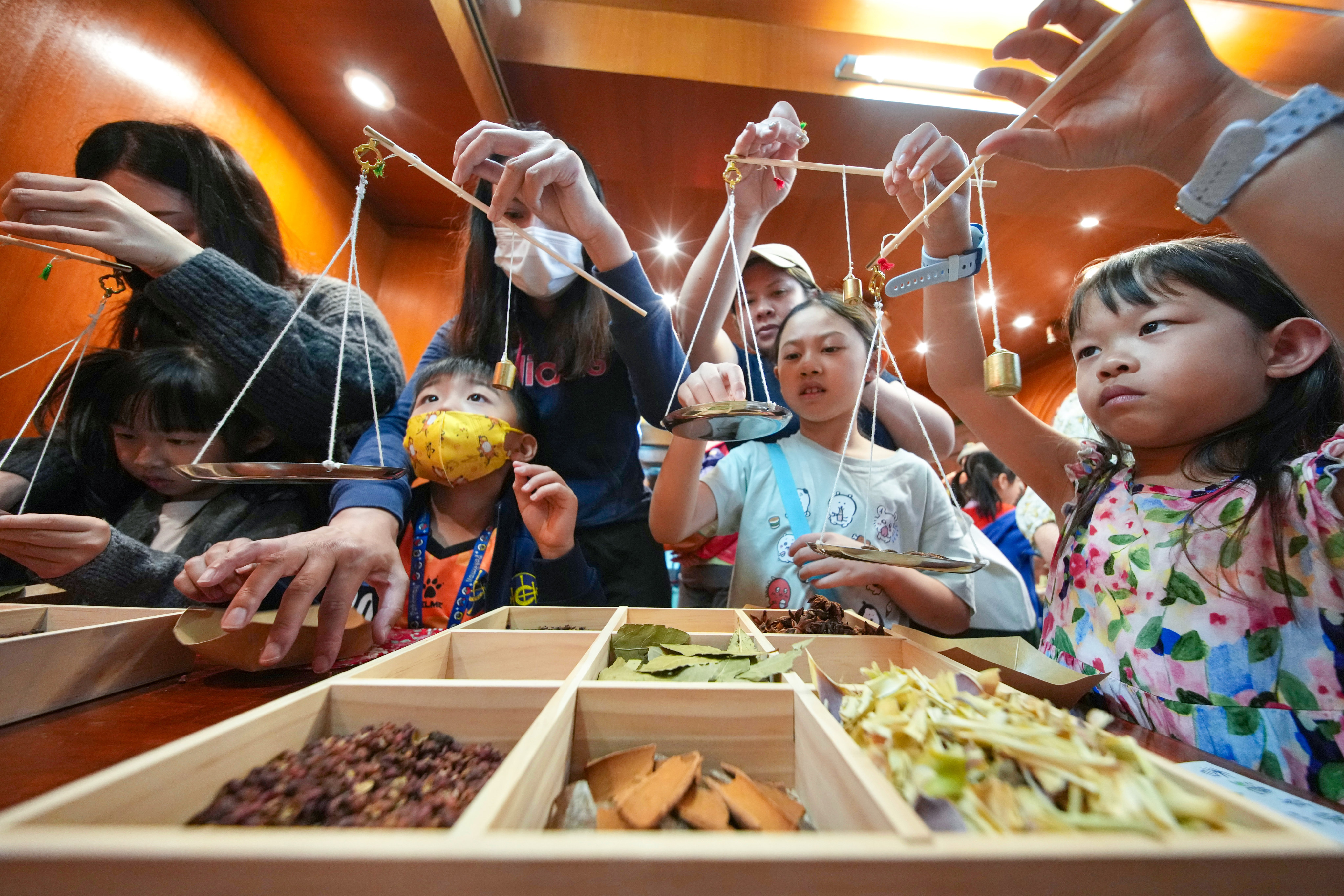 Visitors take part in a workshop co-organised by the Hong Kong Museum of Medical Sciences and the Jockey Club Lo Wai Chinese Herb Garden on April 6, introducing traditional Chinese herbs and medicine as part of the museum’s celebration activities. Photo: Karma Lo