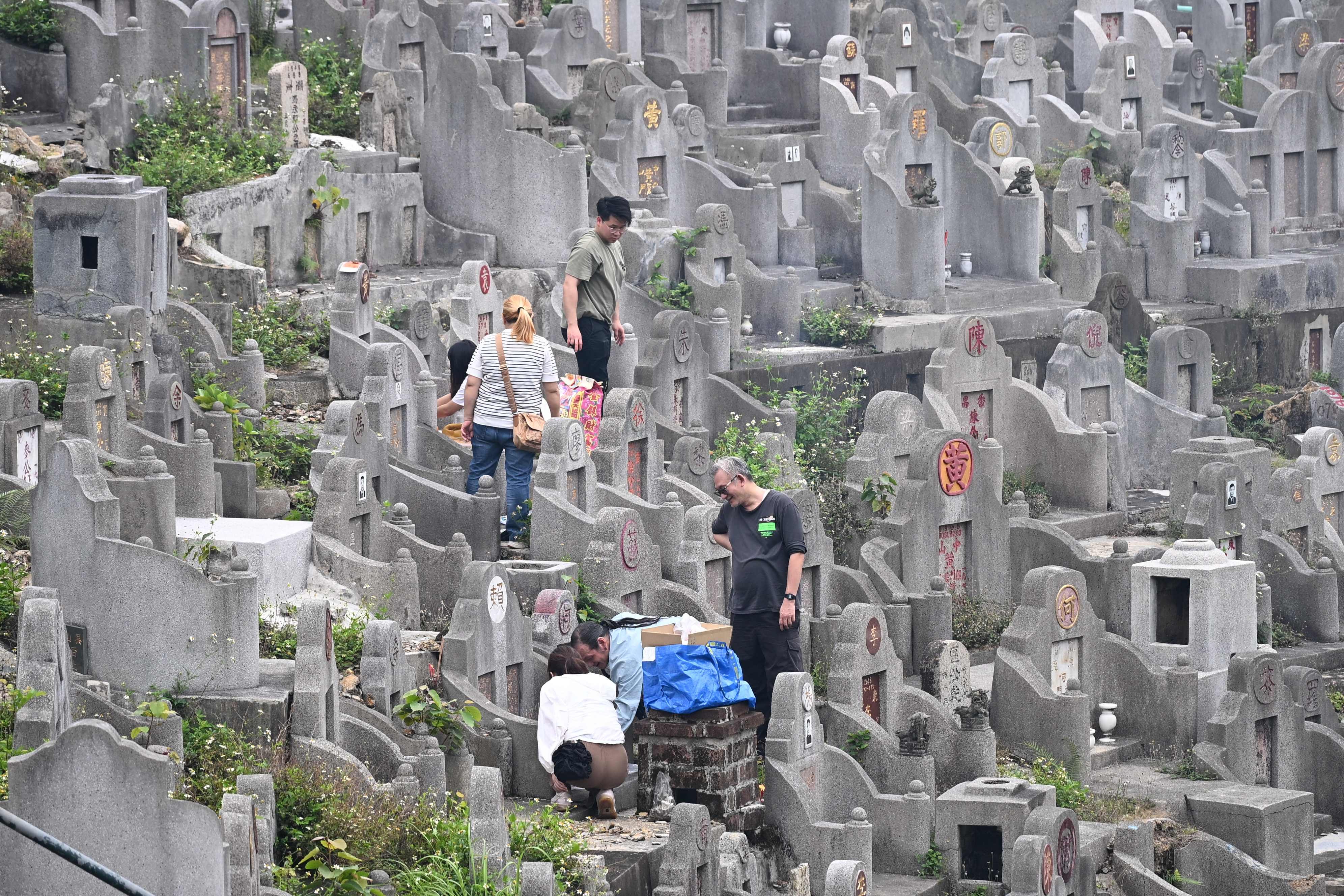 People tend to graves at Diamond Hill Cemetery in Hong Kong on April 3 during the Ching Ming Festival. Photo: AFP