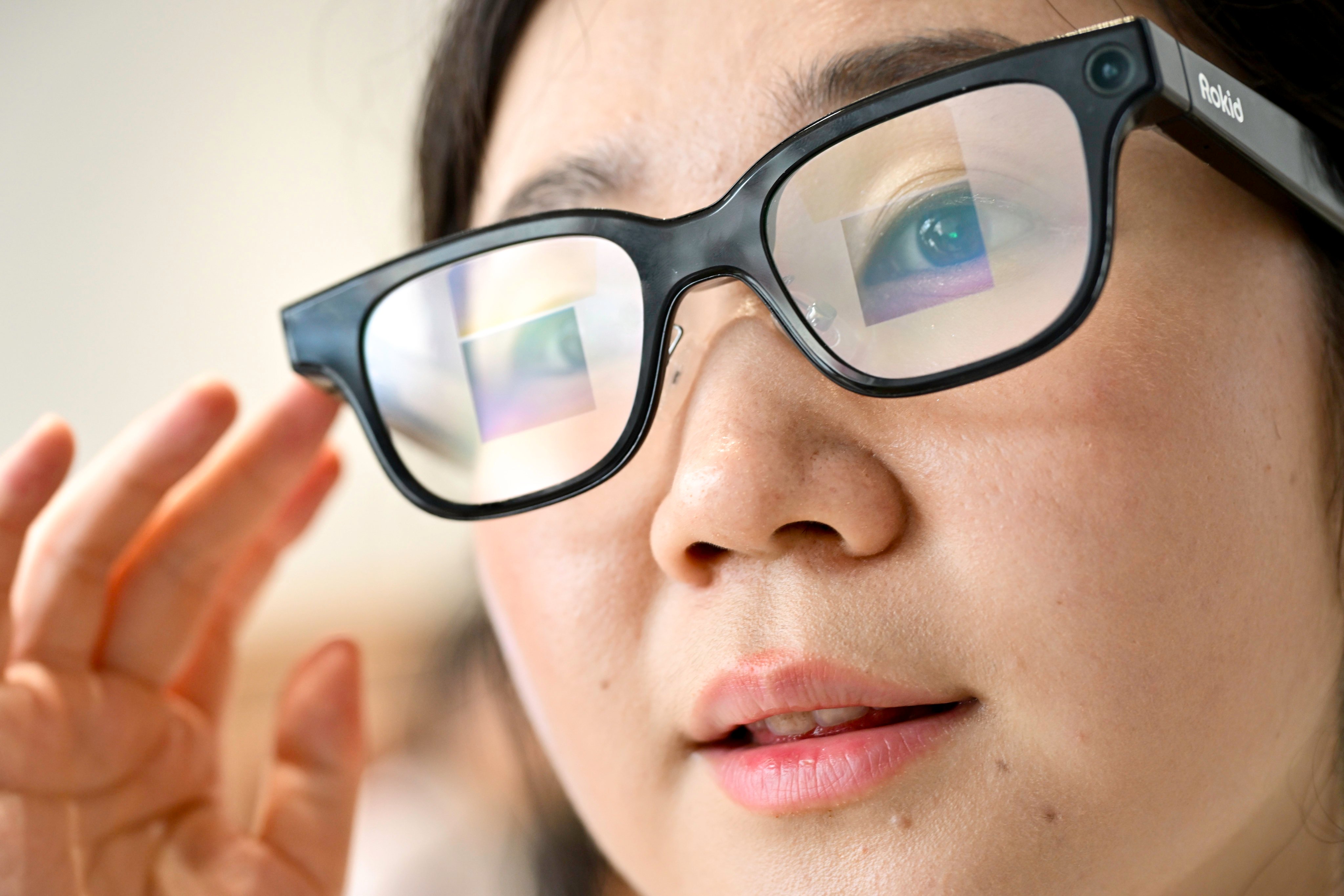 A staff member demonstrates a pair of smart glasses developed by Hangzhou-based Rokid at a store in Yingtan, in east China’s Jiangxi province, on July 10, 2025. Photo: Xinhua