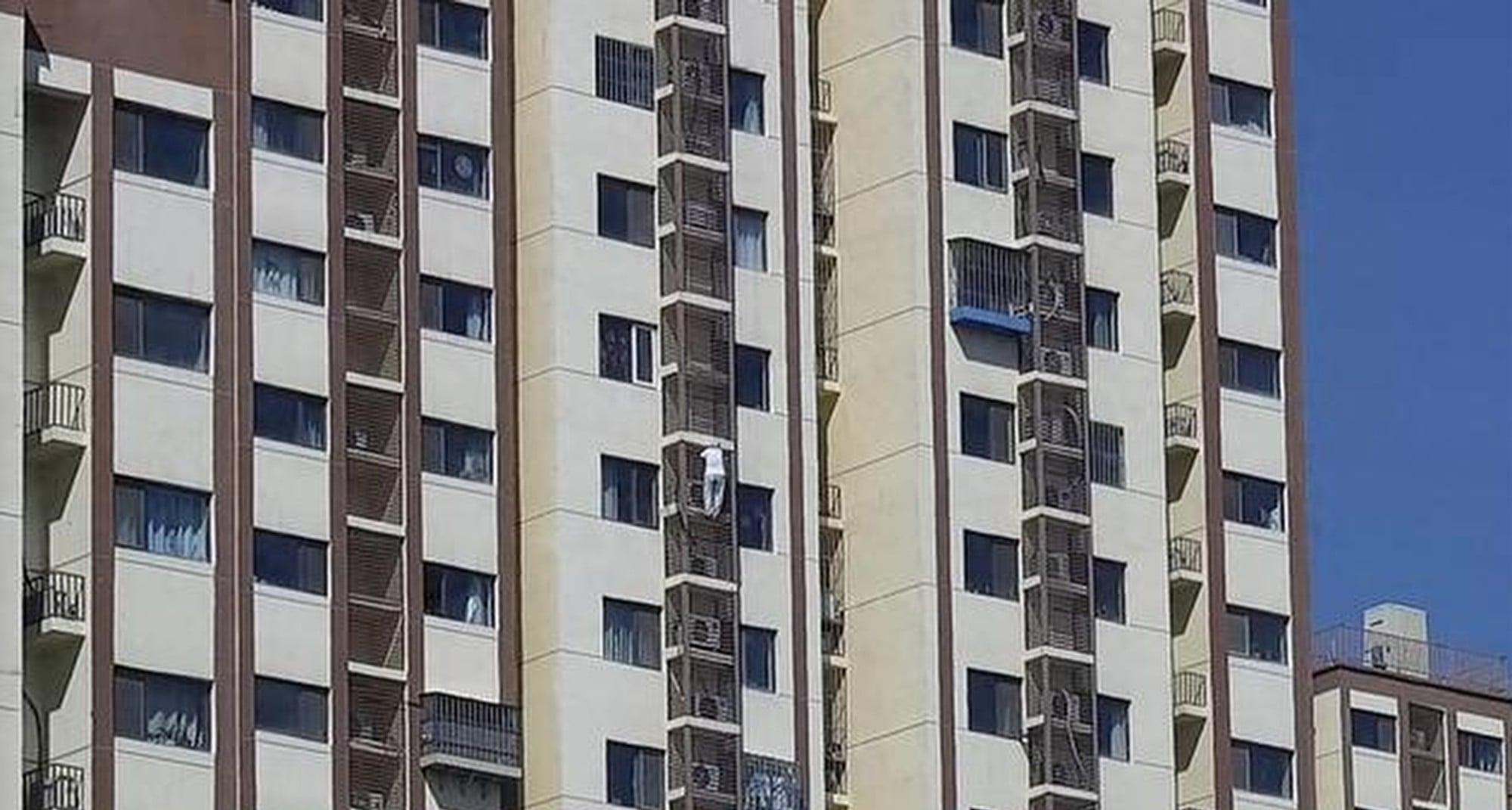 A dramatic longer-distance photograph shows just how much of a risk the woman was taking. Photo: Sina