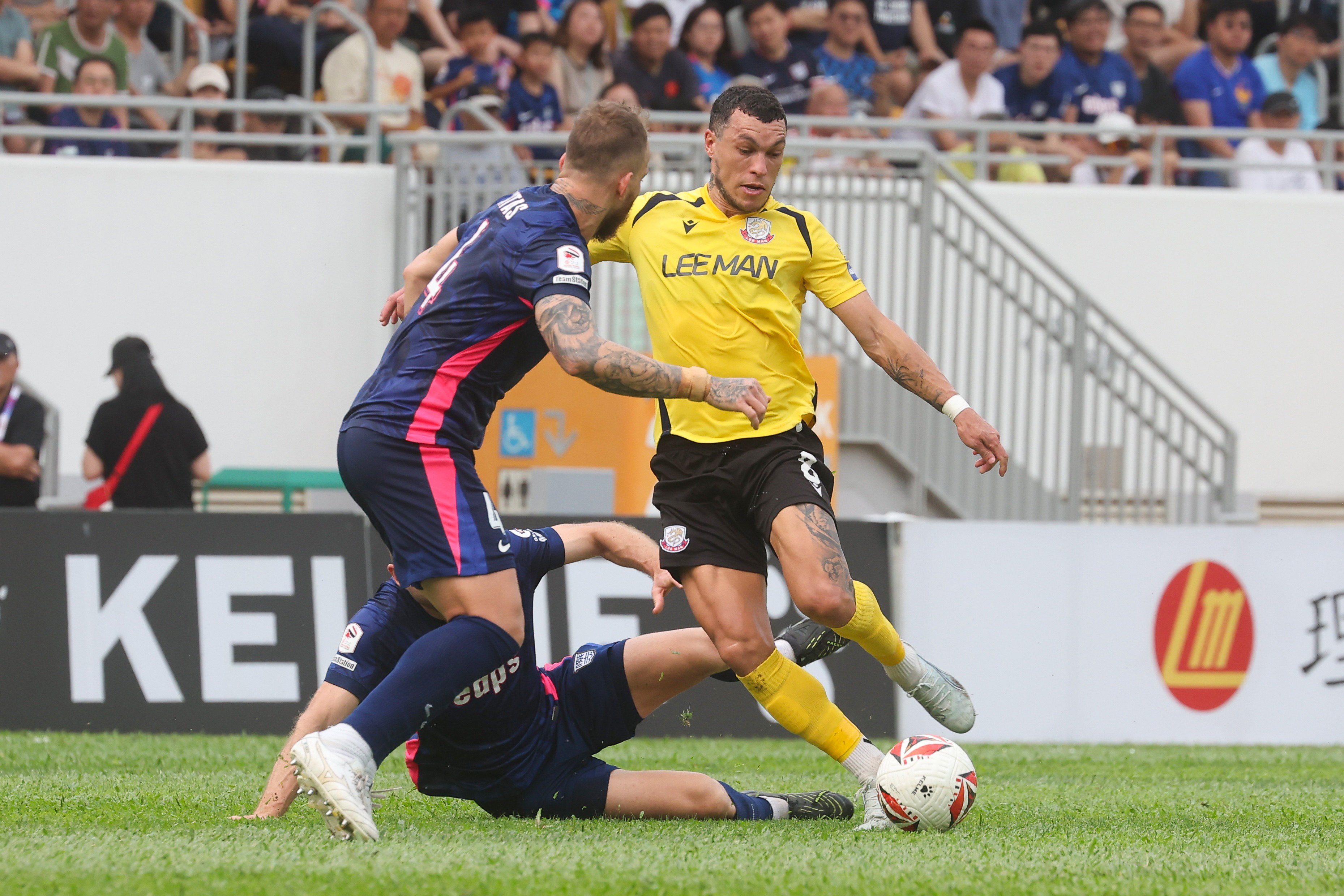 Everton Camargo dribbles towards Matheus Dantas during the League Cup final at Mong Kok Stadium on Tuesday. Photo: Edmond So