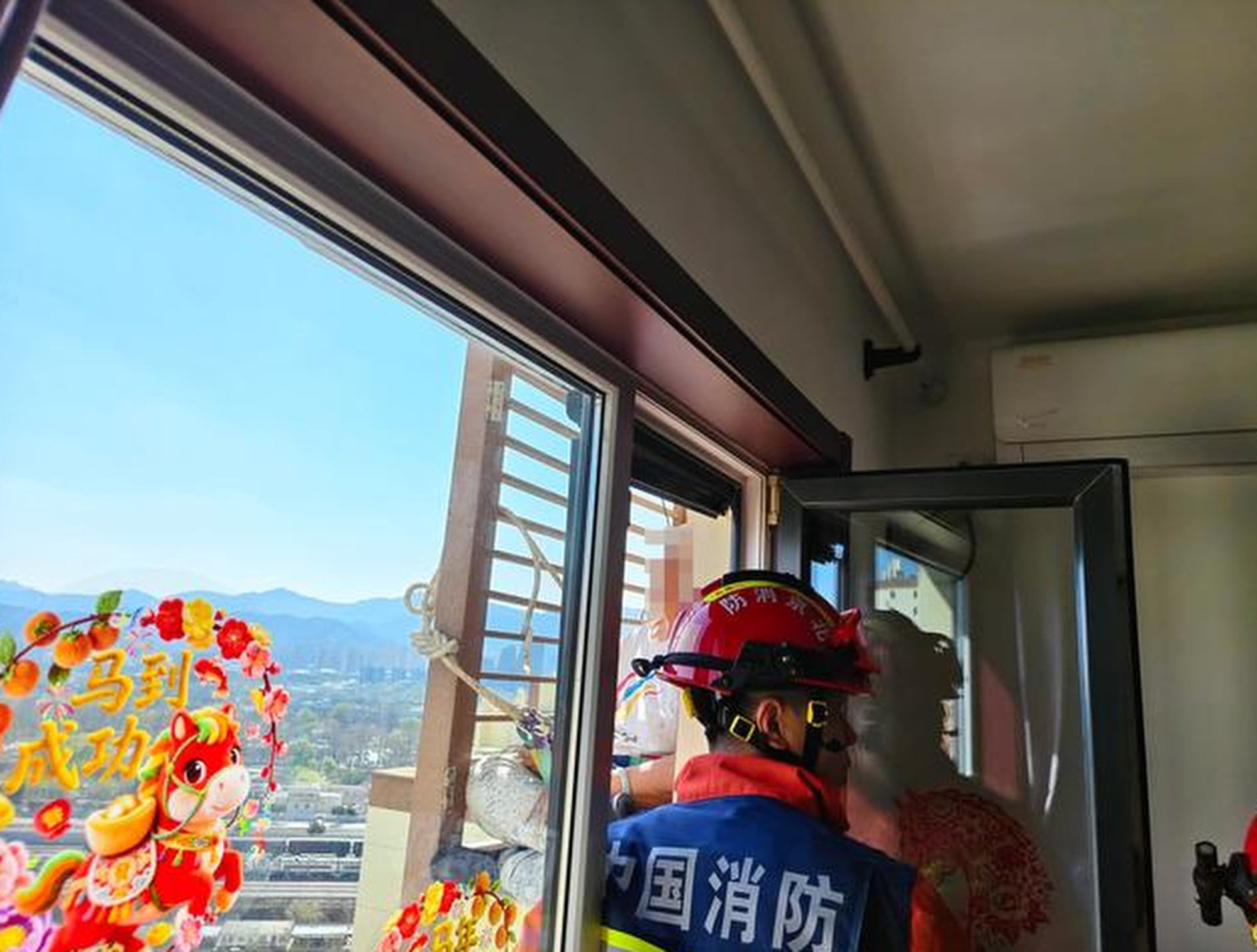 Firefighters use ropes to secure the “exhausted and frightened” 89-year-old. Photo: Sina