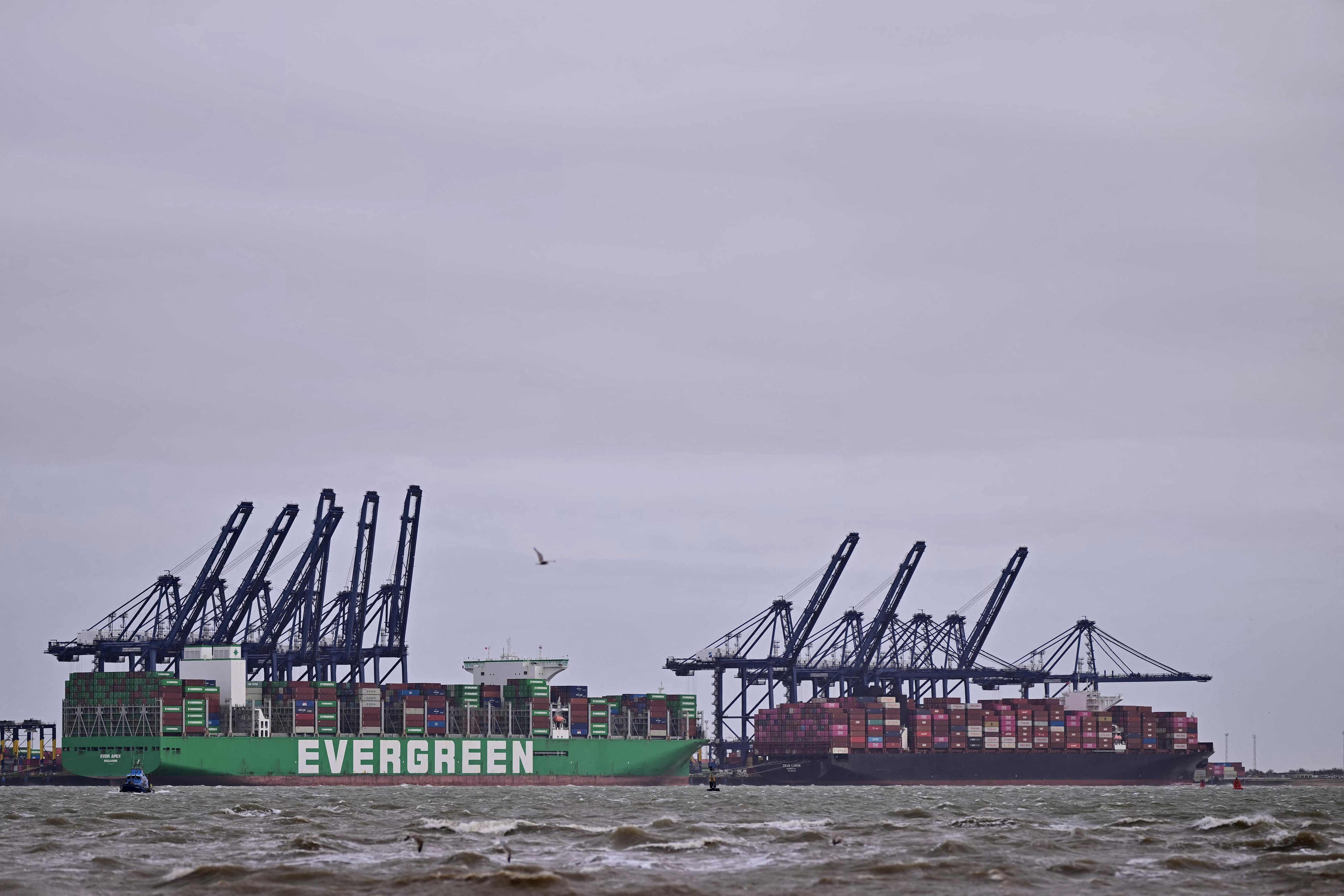 Singapore-registered container ship Ever Apex (left) moors at the UK’s largest freight port in Felixstowe, on March 12, amid the closure of the Strait of Hormuz. Photo: AFP