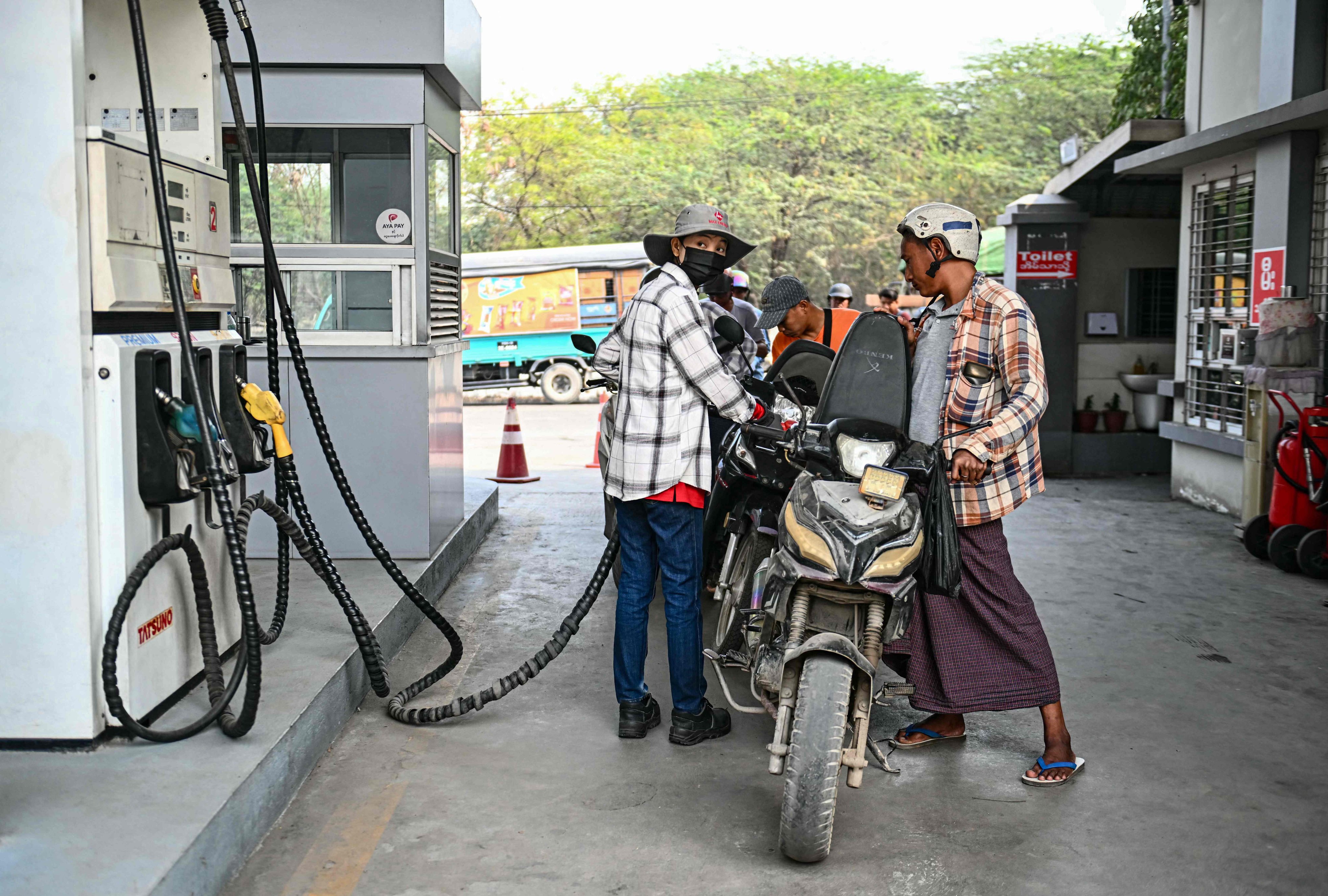 An employee refuels a vehicle at a petrol station amid rising prices in Mandalay, Myanmar, on March 20. Photo: AFP