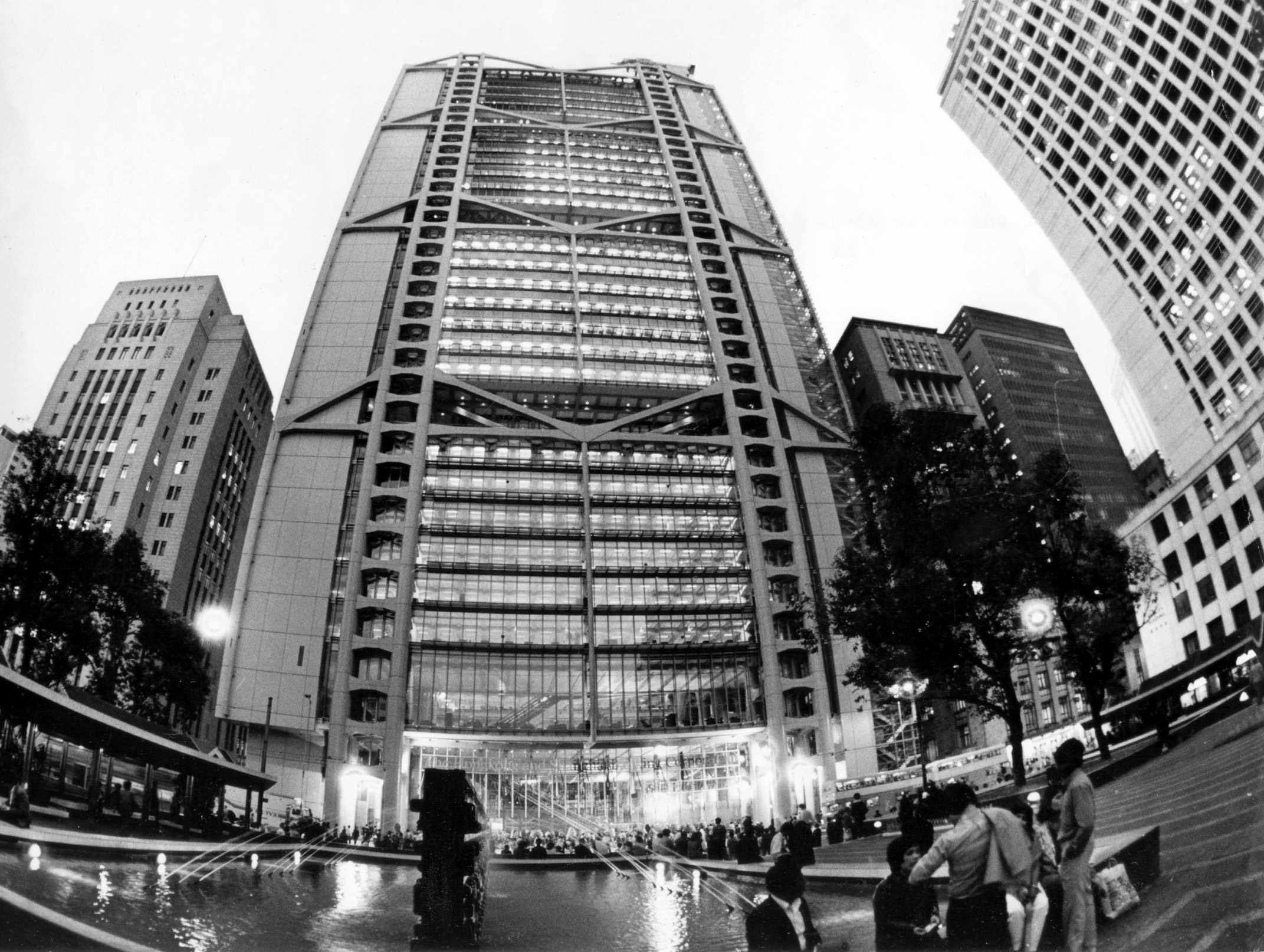 The new HSBC building on the evening of its official opening on April 7, 1986. Photo: SCMP