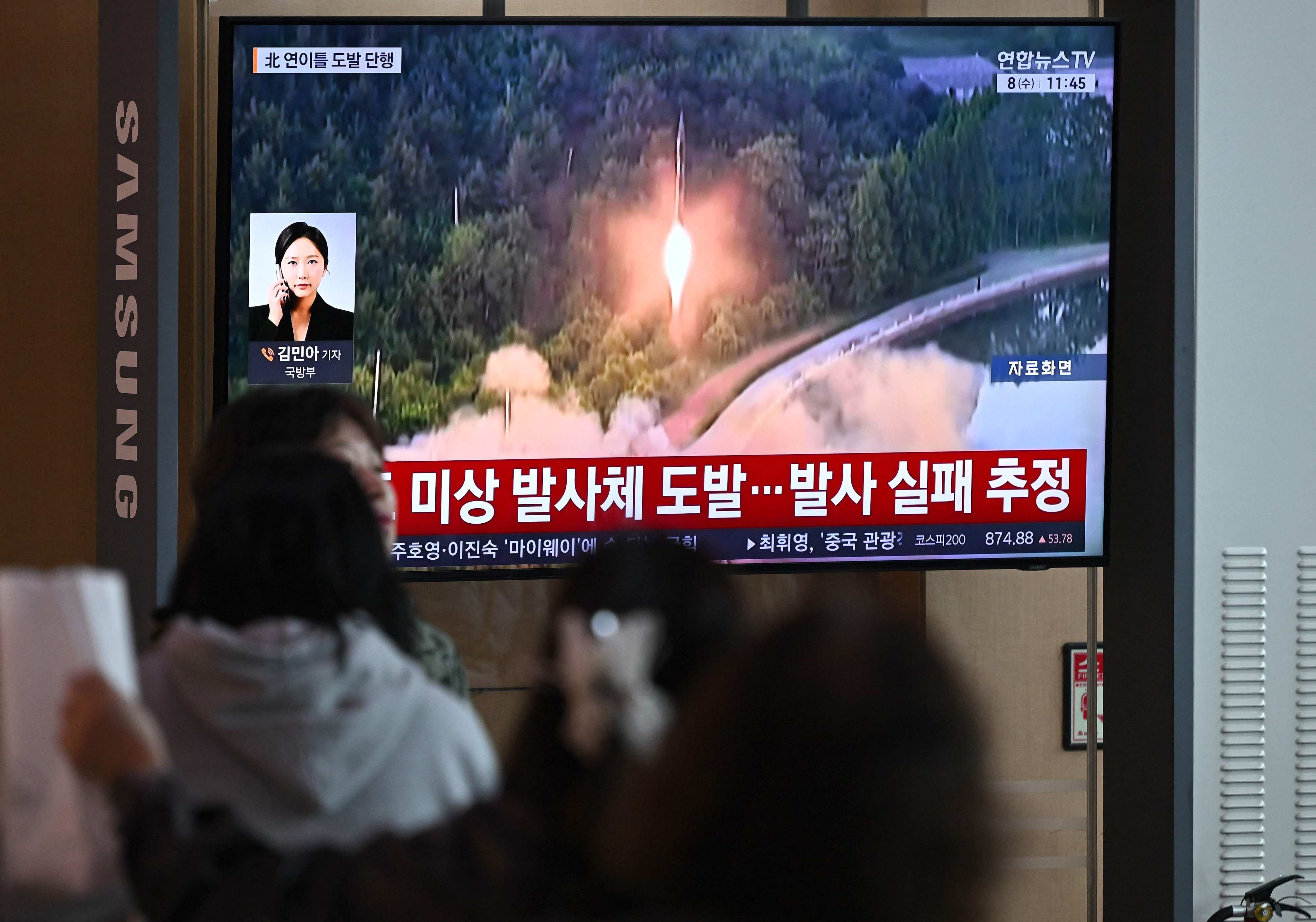 People watch a news broadcast with file footage of a North Korean missile test at a train station in Seoul on Wednesday. Photo: AFP