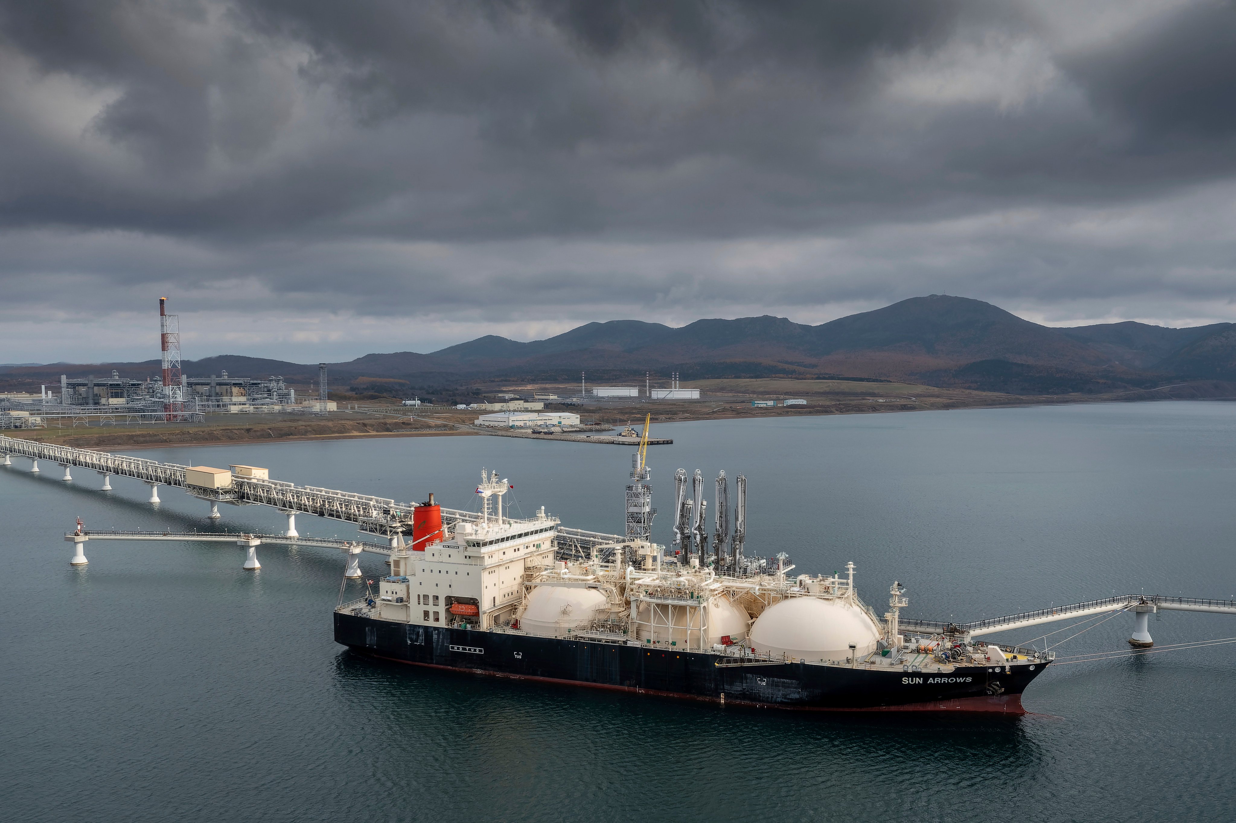 A tanker loads its cargo of liquefied natural gas from the Sakhalin-2 project in the port of Prigorodnoye, Russia, in October 2021. Photo: AP