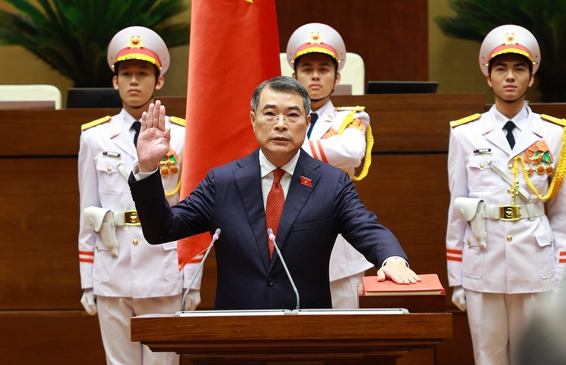 Le Minh Hung (centre) attends a swearing-in ceremony in Hanoi on Tuesday after being elected as Vietnam’s new prime minister. Photo: Vietnam News Agency/Xinhua