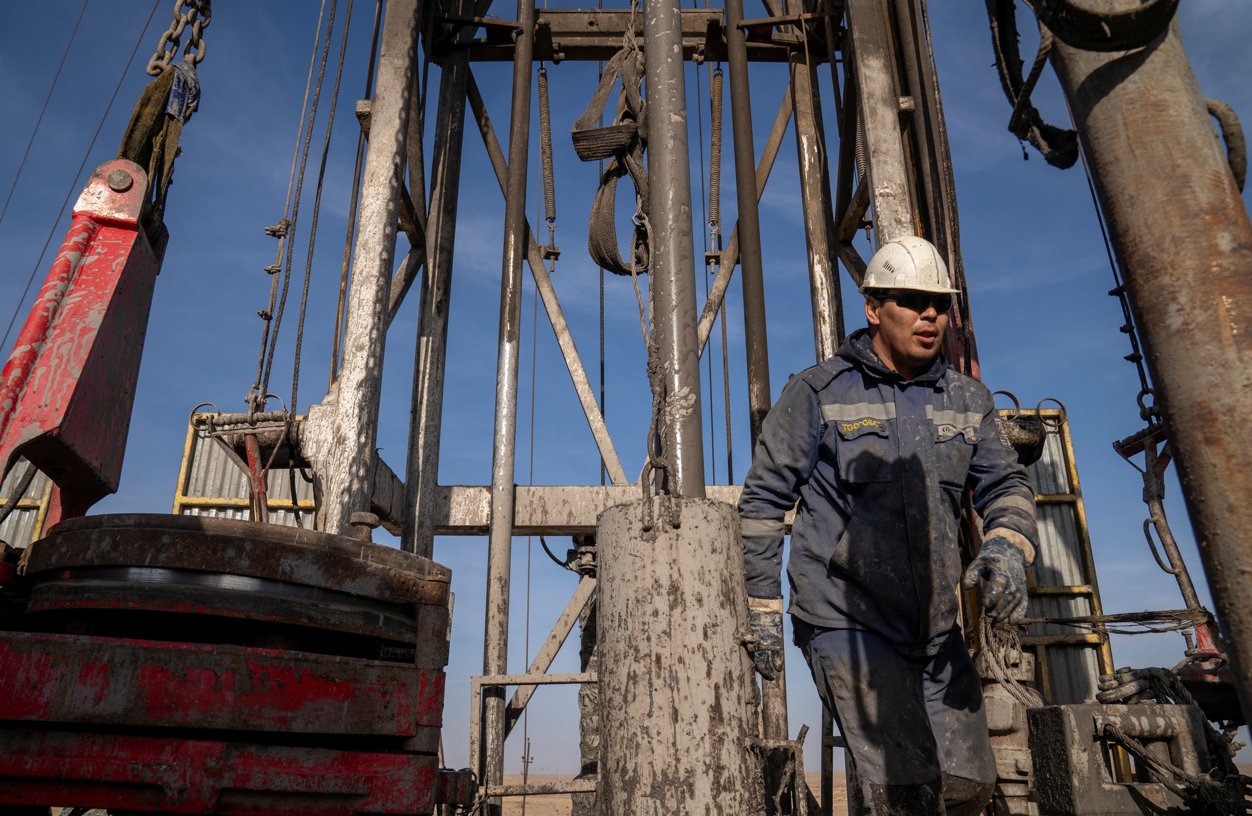 An oil and gas industry worker operates a drilling rig at the Zhetybay field in Kazakhstan’s Mangystau region, on November 13, 2023. Photo: Reuters