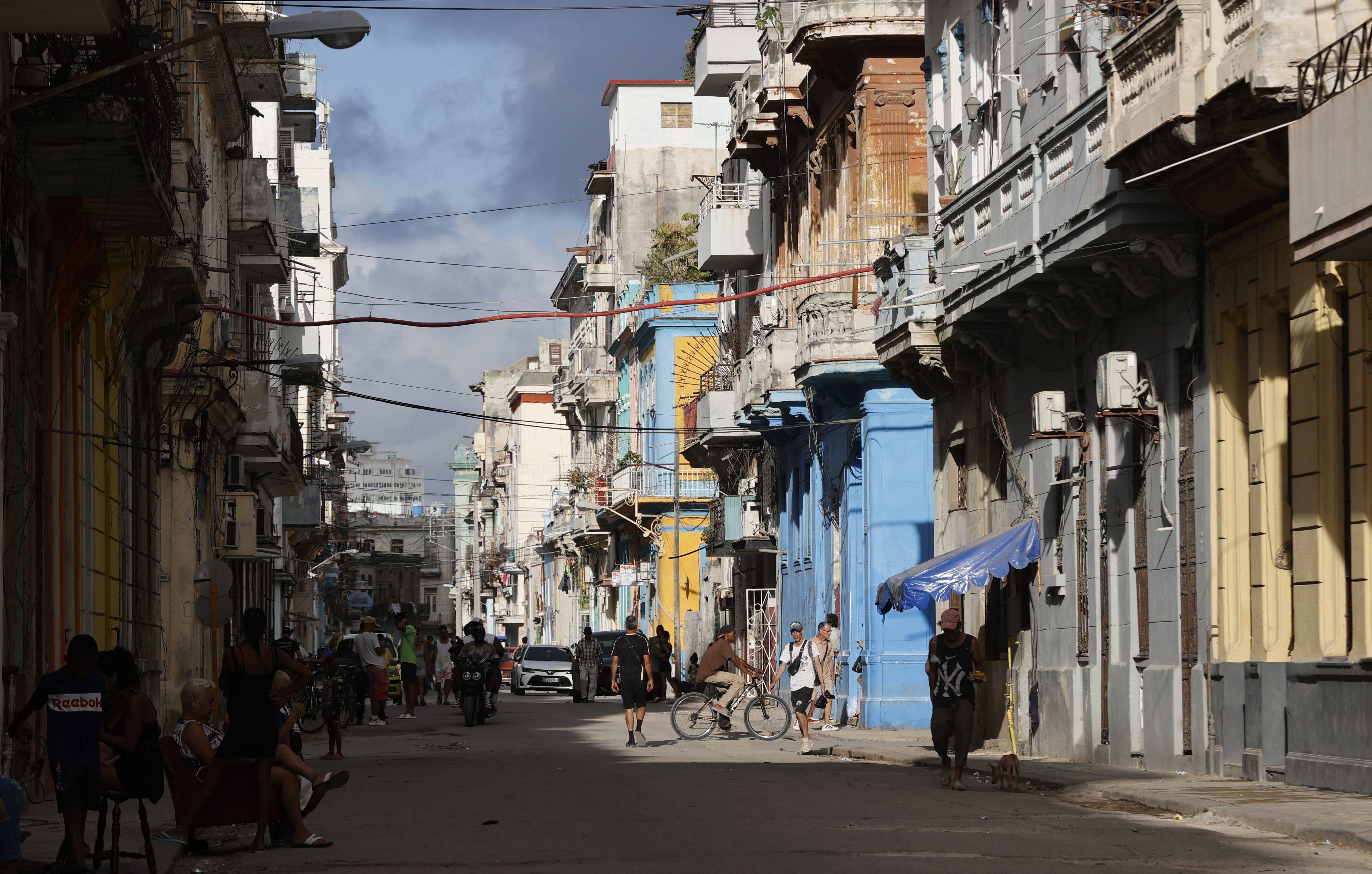 Cuba faces a deepening crisis marked by widespread power outages, acute fuel shortages and growing economic strain, as external pressure and limited supplies weigh on daily life. Photo: EPA