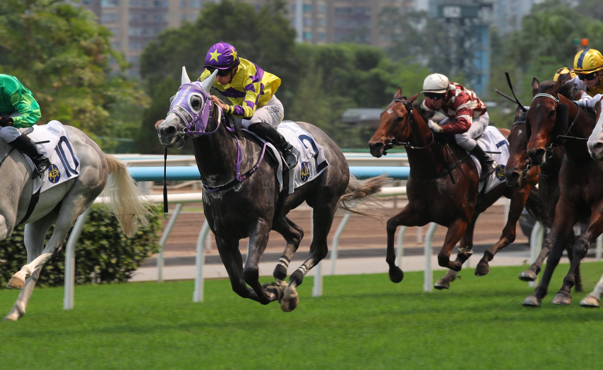 Elite Golf keeps on strongly to score under Harry Bentley.